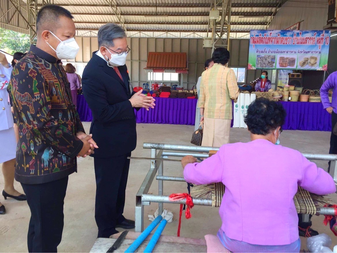 พช.มหาสารคาม ร่วมให้การต้อนรับราชเลขานุการในพระองค์ สมเด็จพระกนิษฐาธิราชเจ้าฯ กรมสมเด็จพระเทพรัตนราชสุดา ฯ สยามบรมราชกุมารี  พร้อมคณะผู้บริหารร้านภูฟ้า ลงพื้นที่เยี่ยมให้กำลังใจ ผู้ผลิต ผู้ประกอบการ OTOP อำเภอเมืองมหาสารคาม จังหวัดมหาสารคาม