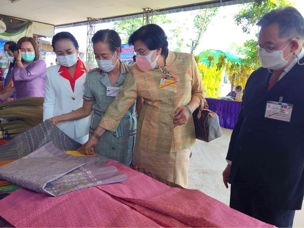 พช.มหาสารคาม ร่วมให้การต้อนรับราชเลขานุการในพระองค์ สมเด็จพระกนิษฐาธิราชเจ้าฯ กรมสมเด็จพระเทพรัตนราชสุดา ฯ สยามบรมราชกุมารี  พร้อมคณะผู้บริหารร้านภูฟ้า ลงพื้นที่เยี่ยมให้กำลังใจ ผู้ผลิต ผู้ประกอบการ OTOP อำเภอเมืองมหาสารคาม จังหวัดมหาสารคาม