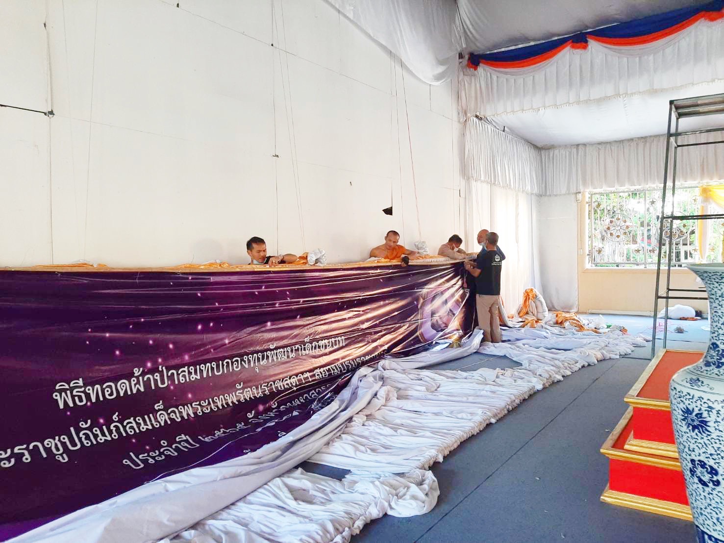 พช.มหาสารคามจัดเตรียมสถานที่ดำเนินโครงการ “ทอดผ้าป่าสมทบกองทุนพัฒนาเด็กชนบท ในพระราชูปถัมภ์ สมเด็จพระเทพรัตนราชสุดาฯ สยามบรมราชกุมารี”
