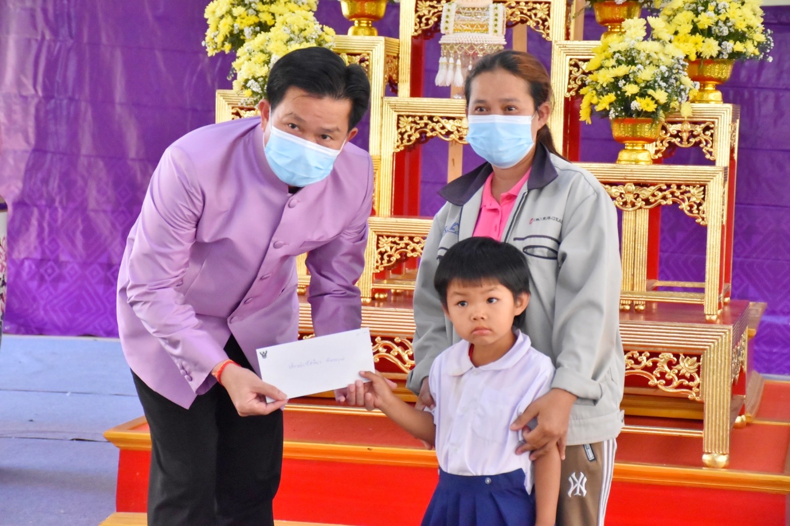 จังหวัดมหาสารคาม จัดพิธี “ทอดผ้าป่ามหากุศลสมทบกองทุนพัฒนาเด็กชนบท ในพระราชูปถัมภ์ สมเด็จพระเทพรัตนราชสุดาฯ สยามบรมราชกุมารี”
