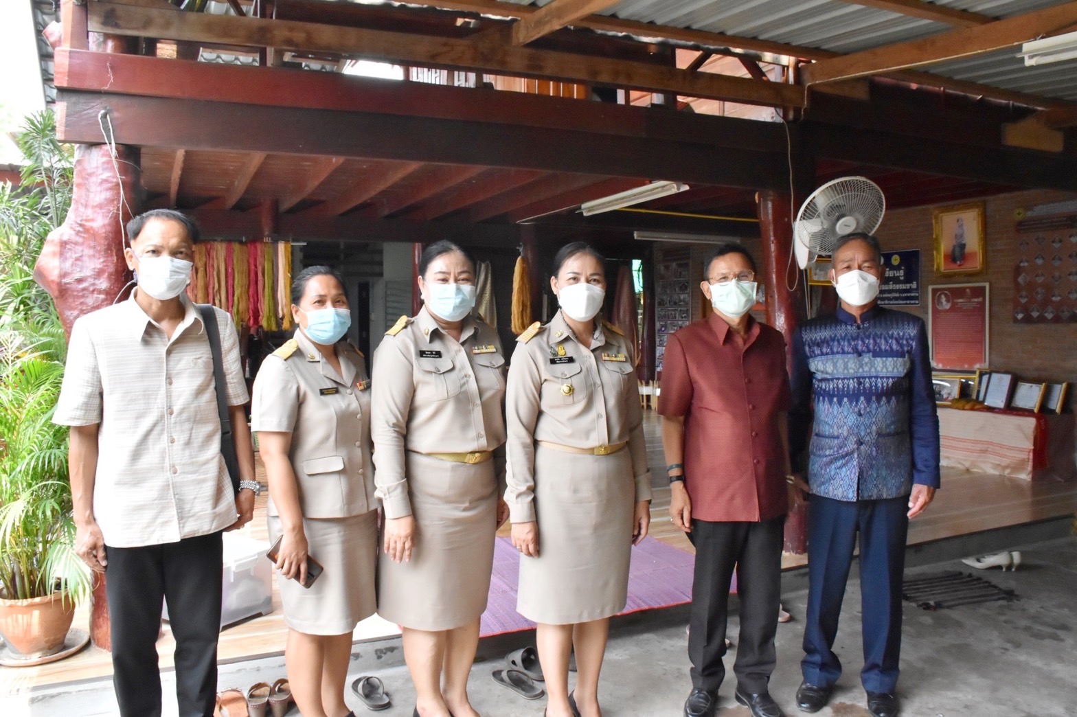 ผู้ตรวจราชการกรมการพัฒนาชุมชน ลงพื้นที่เยี่ยมชมการดำเนินงานกลุ่มทอผ้าไหมและสำรวจช่างทอผ้าลายผ้าสร้างสรรค์จังหวัดมหาสารคาม