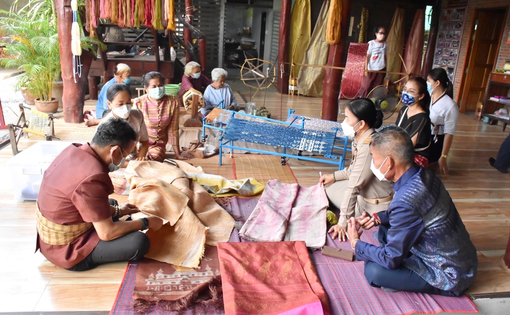 ผู้ตรวจราชการกรมการพัฒนาชุมชน ลงพื้นที่เยี่ยมชมการดำเนินงานกลุ่มทอผ้าไหมและสำรวจช่างทอผ้าลายผ้าสร้างสรรค์จังหวัดมหาสารคาม