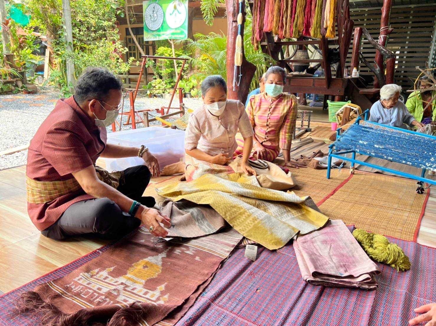 ผู้ตรวจราชการกรมการพัฒนาชุมชน ลงพื้นที่เยี่ยมชมการดำเนินงานกลุ่มทอผ้าไหมและสำรวจช่างทอผ้าลายผ้าสร้างสรรค์จังหวัดมหาสารคาม