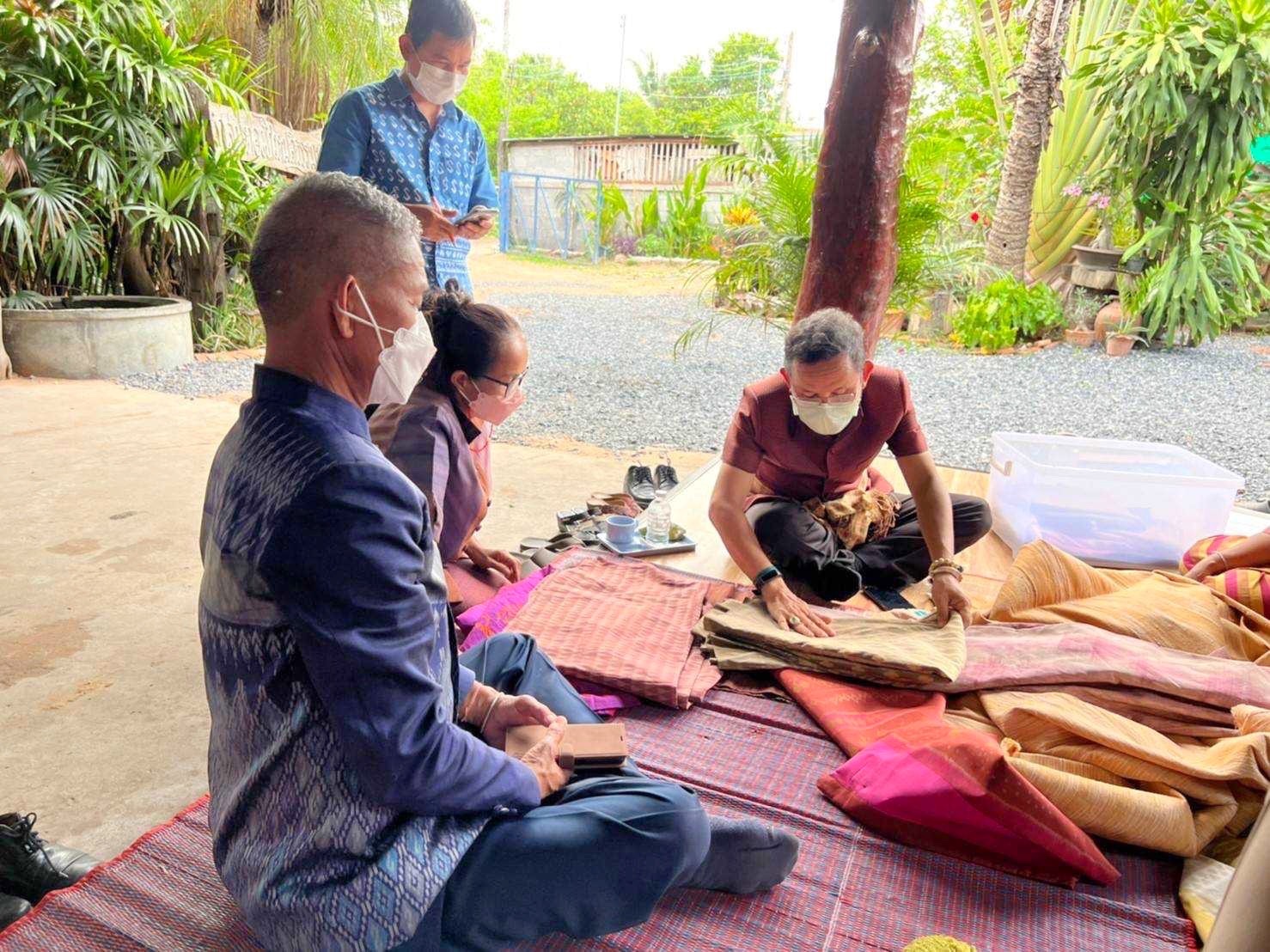 ผู้ตรวจราชการกรมการพัฒนาชุมชน ลงพื้นที่เยี่ยมชมการดำเนินงานกลุ่มทอผ้าไหมและสำรวจช่างทอผ้าลายผ้าสร้างสรรค์จังหวัดมหาสารคาม