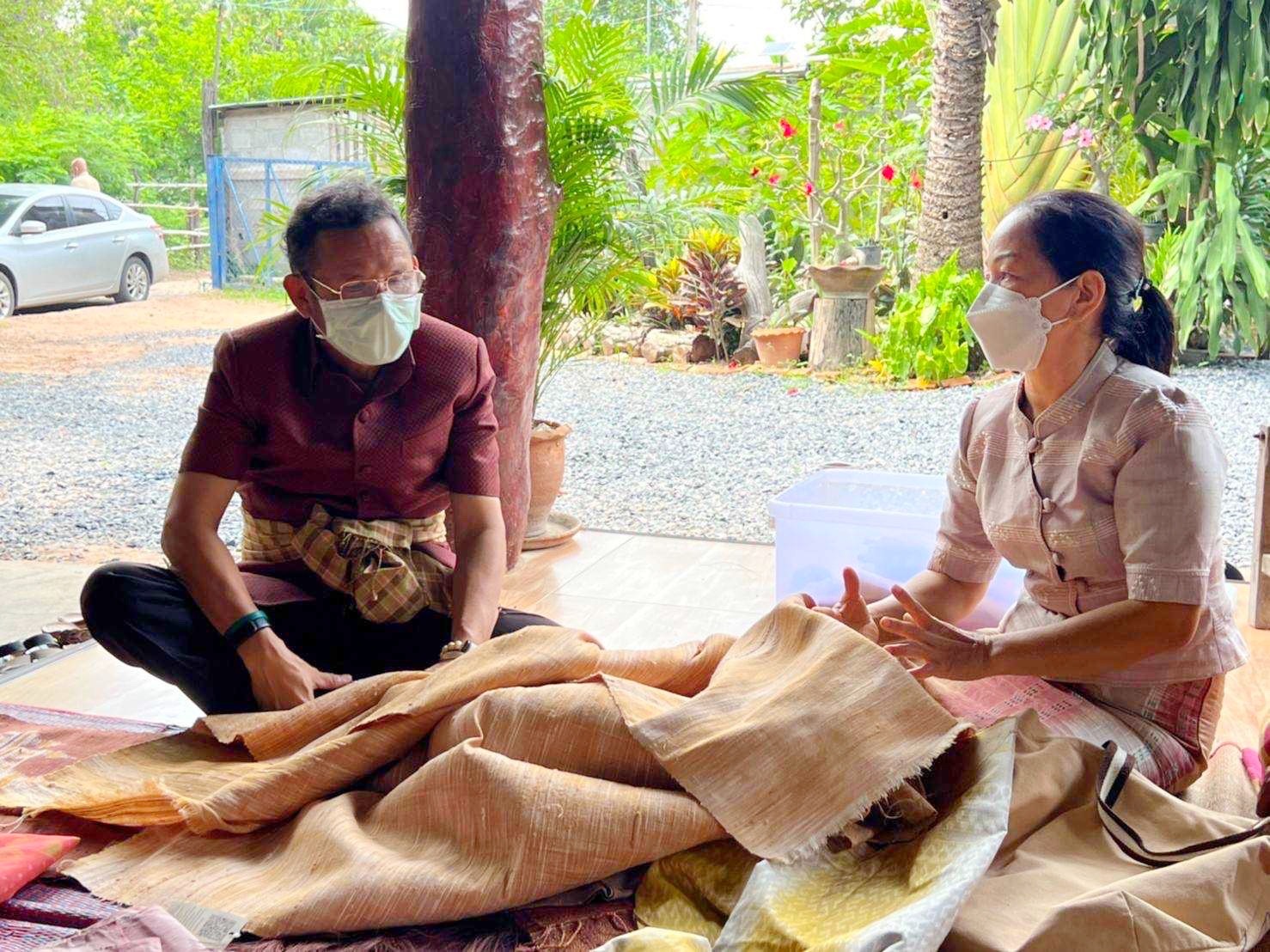 ผู้ตรวจราชการกรมการพัฒนาชุมชน ลงพื้นที่เยี่ยมชมการดำเนินงานกลุ่มทอผ้าไหมและสำรวจช่างทอผ้าลายผ้าสร้างสรรค์จังหวัดมหาสารคาม