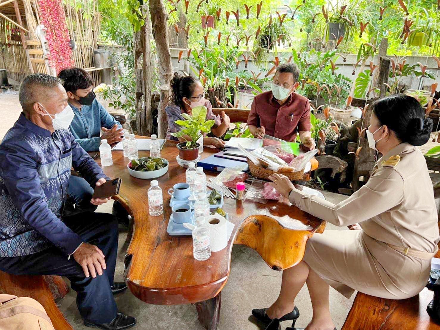ผู้ตรวจราชการกรมการพัฒนาชุมชน ลงพื้นที่เยี่ยมชมการดำเนินงานกลุ่มทอผ้าไหมและสำรวจช่างทอผ้าลายผ้าสร้างสรรค์จังหวัดมหาสารคาม