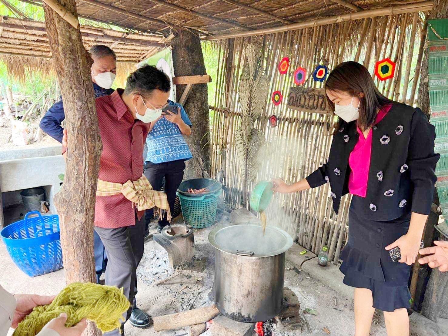 ผู้ตรวจราชการกรมการพัฒนาชุมชน ลงพื้นที่เยี่ยมชมการดำเนินงานกลุ่มทอผ้าไหมและสำรวจช่างทอผ้าลายผ้าสร้างสรรค์จังหวัดมหาสารคาม