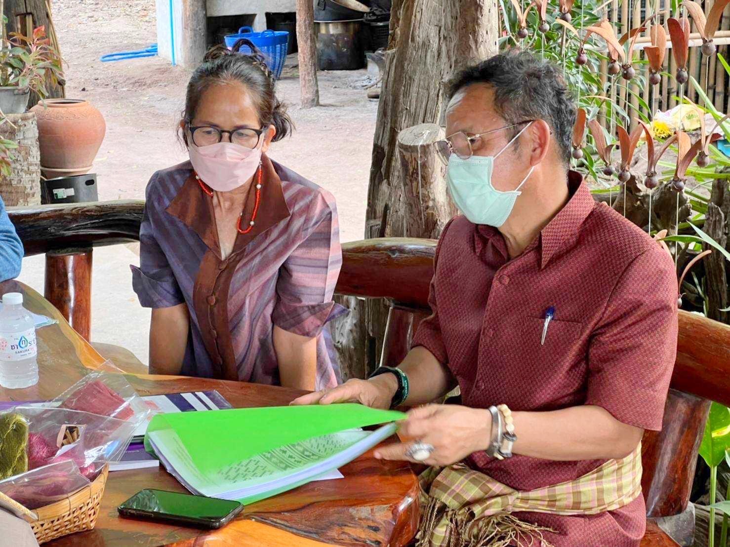 ผู้ตรวจราชการกรมการพัฒนาชุมชน ลงพื้นที่เยี่ยมชมการดำเนินงานกลุ่มทอผ้าไหมและสำรวจช่างทอผ้าลายผ้าสร้างสรรค์จังหวัดมหาสารคาม