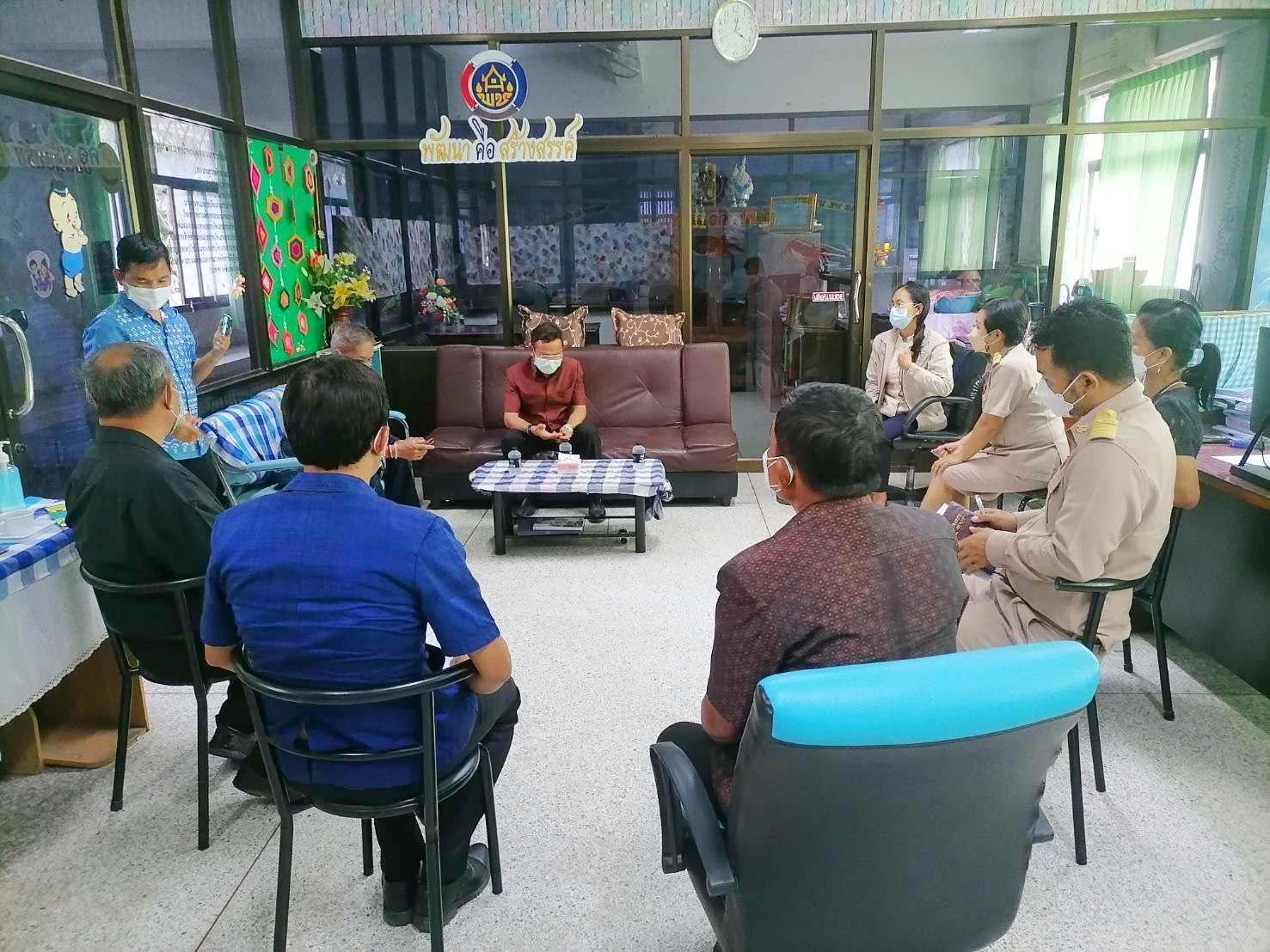 ผู้ตรวจราชการกรมการพัฒนาชุมชน ลงพื้นที่จังหวัดมหาสารคามเพื่อติดตามการดำเนินงานขจัดความยากจน ฯ และเยี่ยมให้กำลังใจครัวเรือนเป้าหมาย ตามข้อมูลในระบบ TPMAP