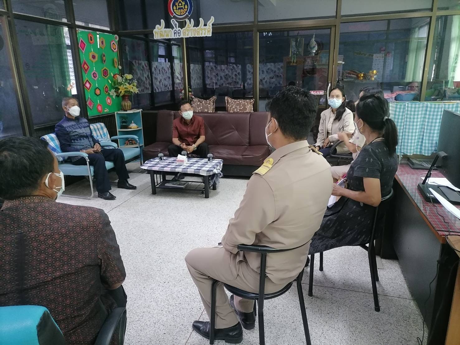 ผู้ตรวจราชการกรมการพัฒนาชุมชน ลงพื้นที่จังหวัดมหาสารคามเพื่อติดตามการดำเนินงานขจัดความยากจน ฯ และเยี่ยมให้กำลังใจครัวเรือนเป้าหมาย ตามข้อมูลในระบบ TPMAP