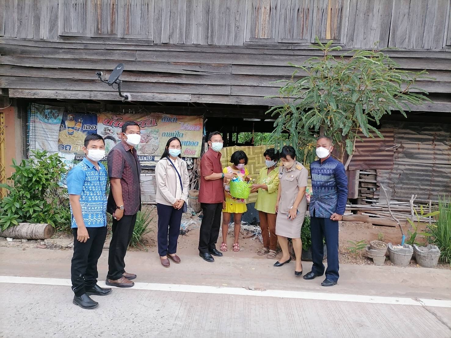 ผู้ตรวจราชการกรมการพัฒนาชุมชน ลงพื้นที่จังหวัดมหาสารคามเพื่อติดตามการดำเนินงานขจัดความยากจน ฯ และเยี่ยมให้กำลังใจครัวเรือนเป้าหมาย ตามข้อมูลในระบบ TPMAP
