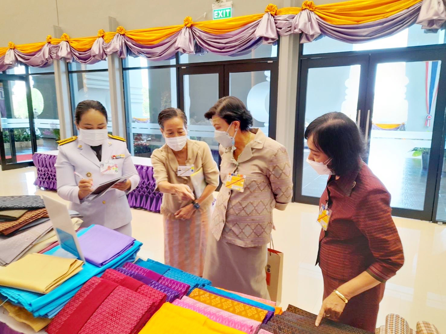 พช.มหาสารคาม จัดแสดงและจำหน่ายผลิตภัณฑ์ OTOP ในการรับเสด็จ สมเด็จพระกนิษฐาธิราชเจ้า กรมสมเด็จพระเทพรัตนราชสุดา ฯ สยามบรมราชกุมารี ในงานพระราชทานปริญญาบัตรแก่ผู้สำเร็จการศึกษาจากมหาวิทยาลัยมหาสารคาม