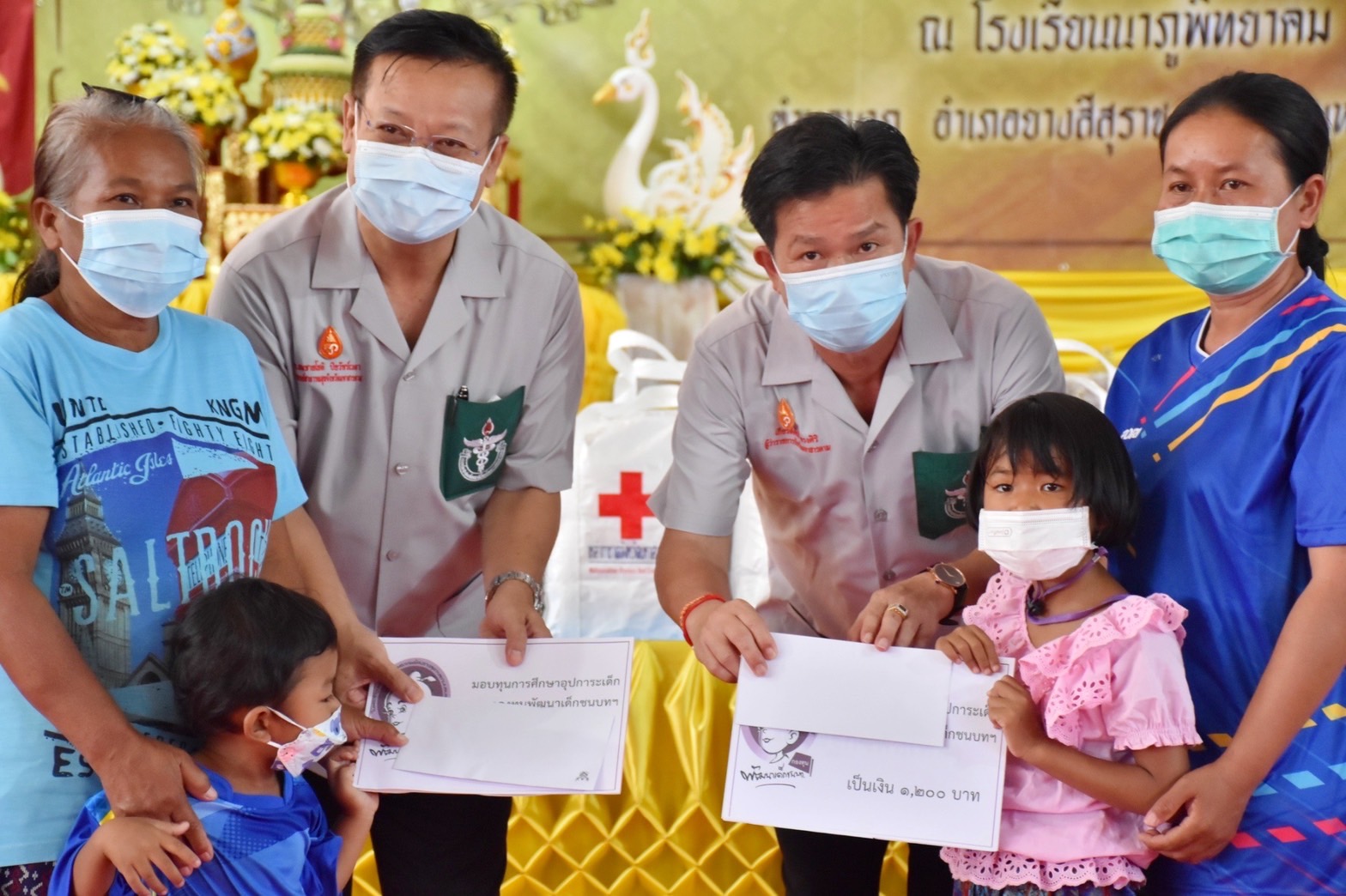 พช.มหาสารคาม ร่วมมอบทุนอุปการะเด็กจากกองทุนพัฒนาเด็กชนบท ในพระราชูปถัมภ์สมเด็จพระเทพรัตนราชสุดาฯ สยามบรมราชกุมารี ในโครงการปกป้องและเชิดชูสถาบันพระมหากษัตริย์ ฯ (จังหวัดเคลื่อนที่)
