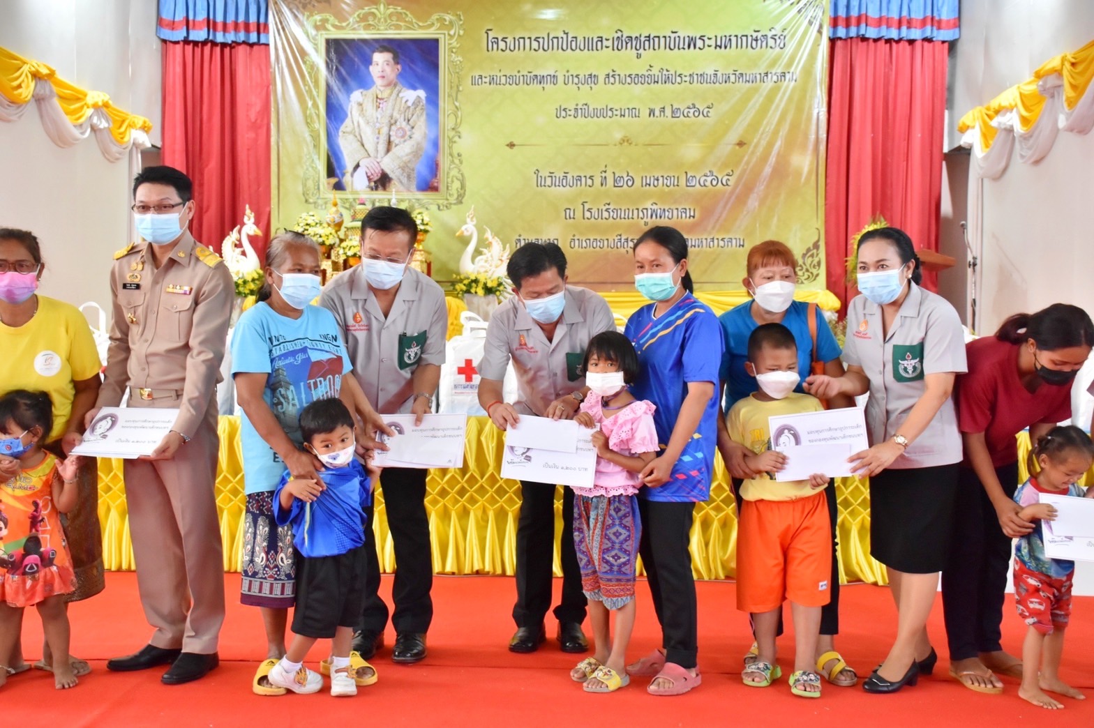 พช.มหาสารคาม ร่วมมอบทุนอุปการะเด็กจากกองทุนพัฒนาเด็กชนบท ในพระราชูปถัมภ์สมเด็จพระเทพรัตนราชสุดาฯ สยามบรมราชกุมารี ในโครงการปกป้องและเชิดชูสถาบันพระมหากษัตริย์ ฯ (จังหวัดเคลื่อนที่)