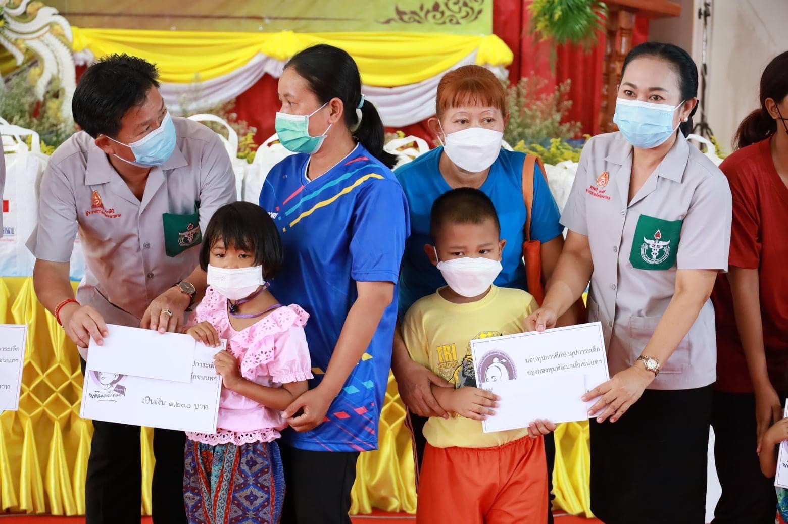 พช.มหาสารคาม ร่วมมอบทุนอุปการะเด็กจากกองทุนพัฒนาเด็กชนบท ในพระราชูปถัมภ์สมเด็จพระเทพรัตนราชสุดาฯ สยามบรมราชกุมารี ในโครงการปกป้องและเชิดชูสถาบันพระมหากษัตริย์ ฯ (จังหวัดเคลื่อนที่)