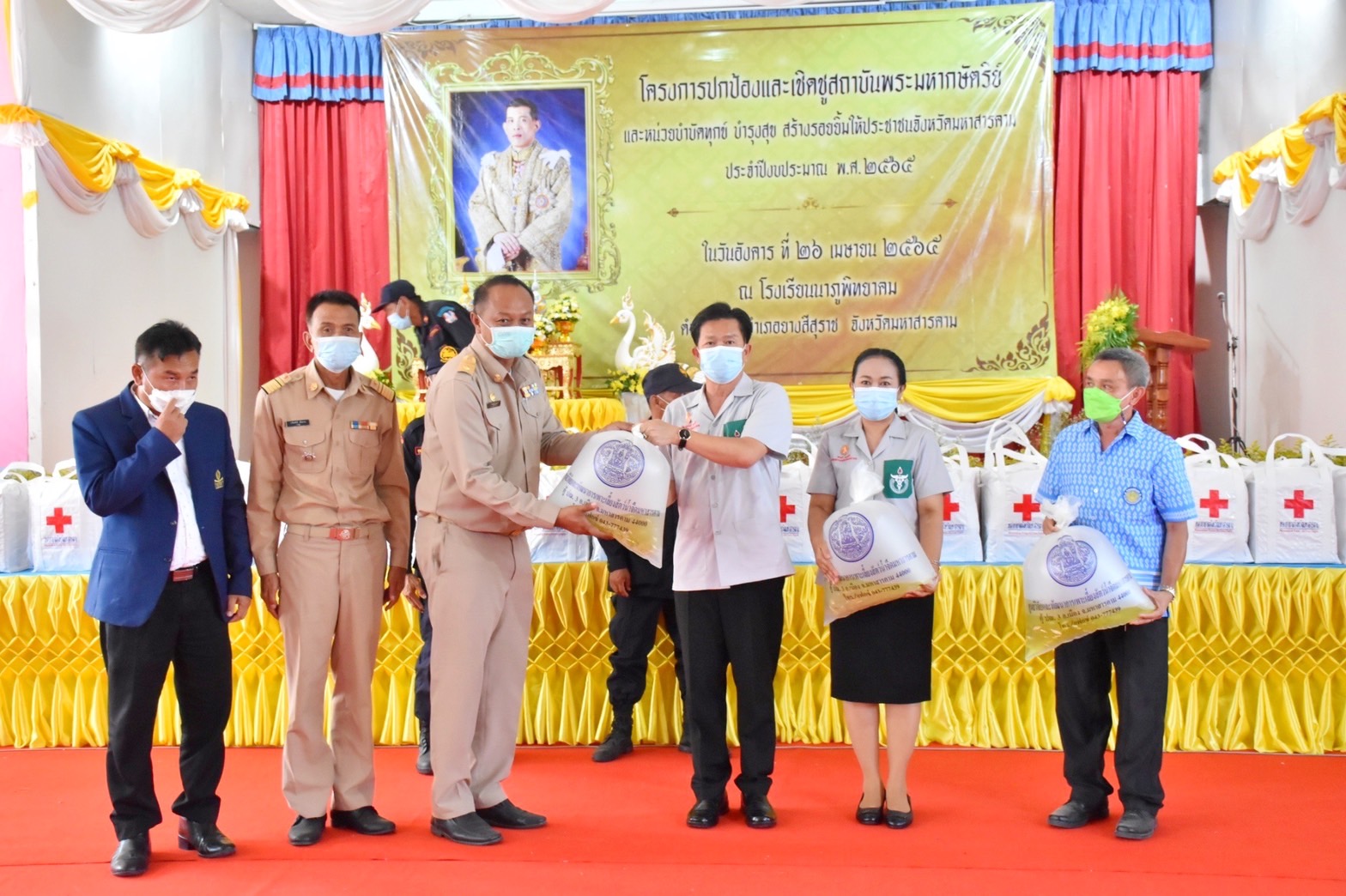 พช.มหาสารคาม ร่วมมอบทุนอุปการะเด็กจากกองทุนพัฒนาเด็กชนบท ในพระราชูปถัมภ์สมเด็จพระเทพรัตนราชสุดาฯ สยามบรมราชกุมารี ในโครงการปกป้องและเชิดชูสถาบันพระมหากษัตริย์ ฯ (จังหวัดเคลื่อนที่)