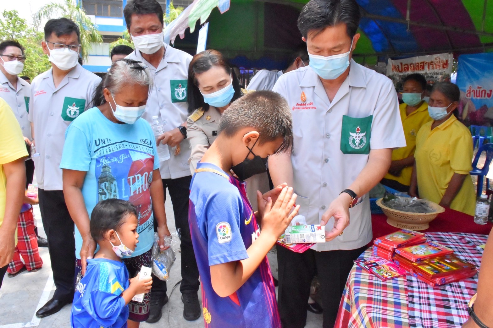 พช.มหาสารคาม ร่วมมอบทุนอุปการะเด็กจากกองทุนพัฒนาเด็กชนบท ในพระราชูปถัมภ์สมเด็จพระเทพรัตนราชสุดาฯ สยามบรมราชกุมารี ในโครงการปกป้องและเชิดชูสถาบันพระมหากษัตริย์ ฯ (จังหวัดเคลื่อนที่)