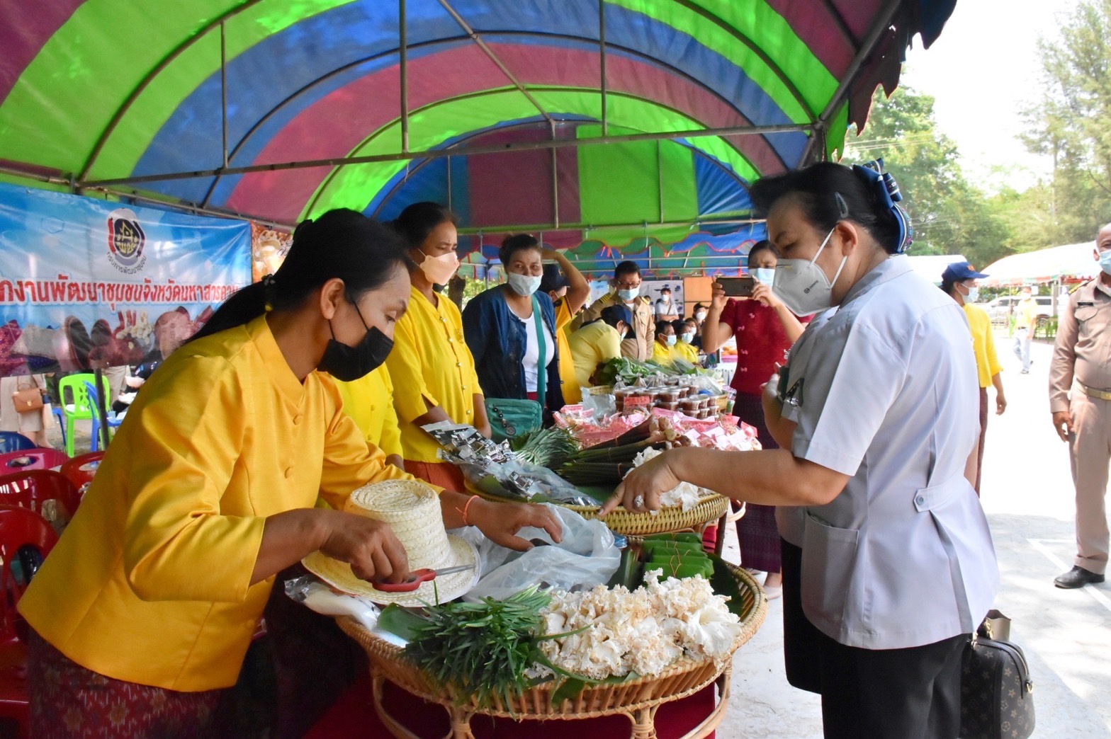พช.มหาสารคาม ร่วมมอบทุนอุปการะเด็กจากกองทุนพัฒนาเด็กชนบท ในพระราชูปถัมภ์สมเด็จพระเทพรัตนราชสุดาฯ สยามบรมราชกุมารี ในโครงการปกป้องและเชิดชูสถาบันพระมหากษัตริย์ ฯ (จังหวัดเคลื่อนที่)