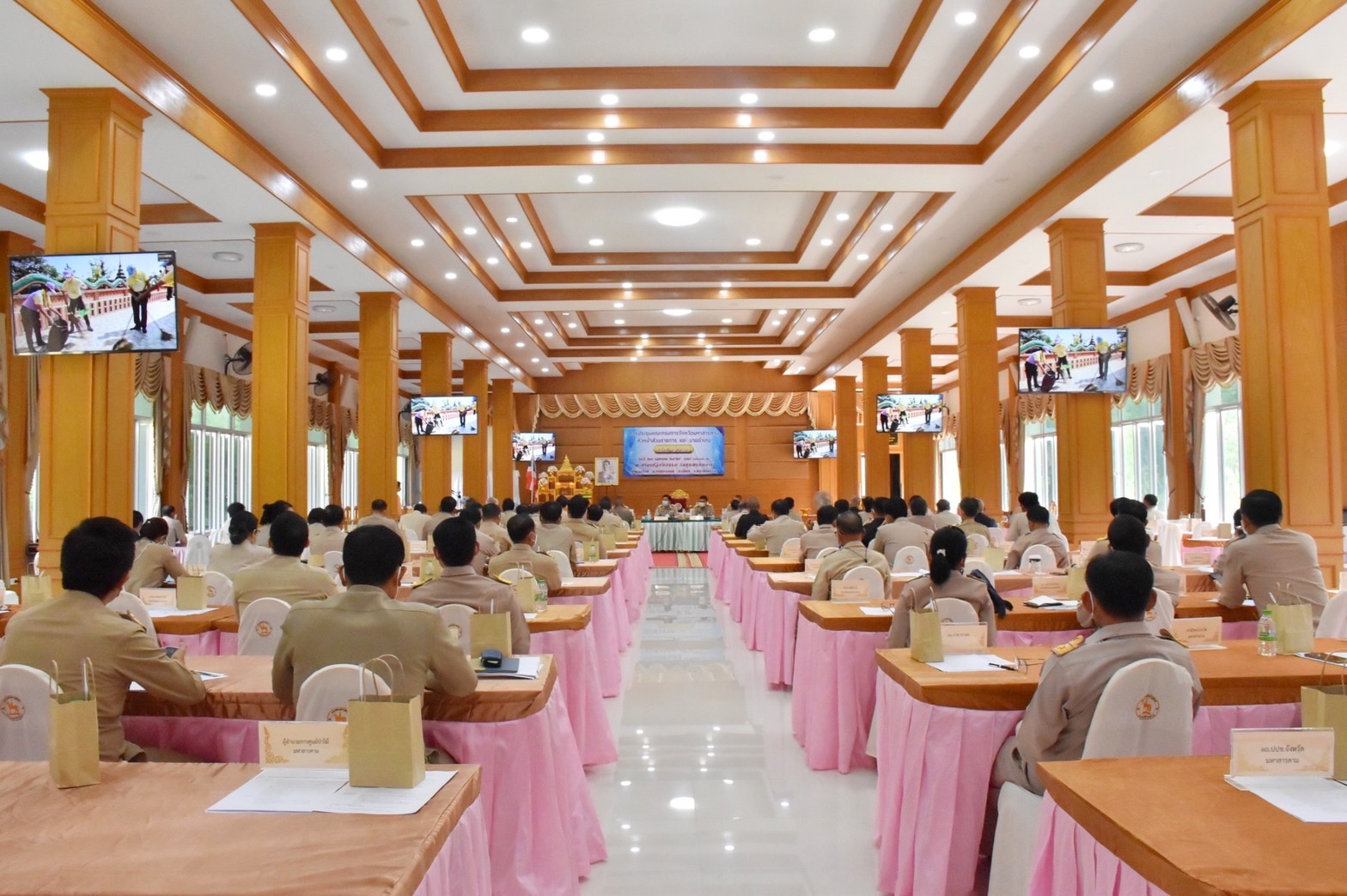 จังหวัดมหาสารคาม จัดพิธีมอบใบประกาศเกียรติบัตรให้แก่หมู่บ้านกองทุนแม่ของแผ่นดินดีเด่นระดับจังหวัด ประจำปี 2565จังหวัดมหาสารคาม จัดพิธีมอบใบประกาศเกียรติบัตรให้แก่หมู่บ้านกองทุนแม่ของแผ่นดินดีเด่นระดับจังหวัด ประจำปี 2565