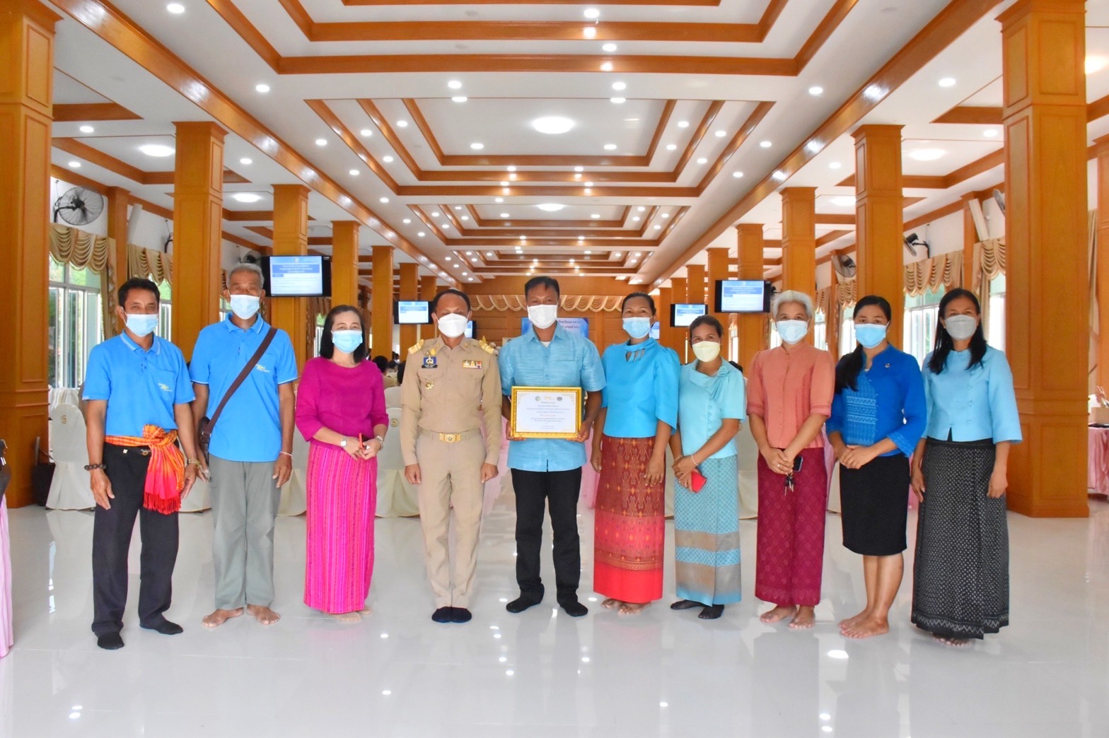 จังหวัดมหาสารคาม จัดพิธีมอบใบประกาศเกียรติบัตรให้แก่หมู่บ้านกองทุนแม่ของแผ่นดินดีเด่นระดับจังหวัด ประจำปี 2565จังหวัดมหาสารคาม จัดพิธีมอบใบประกาศเกียรติบัตรให้แก่หมู่บ้านกองทุนแม่ของแผ่นดินดีเด่นระดับจังหวัด ประจำปี 2565