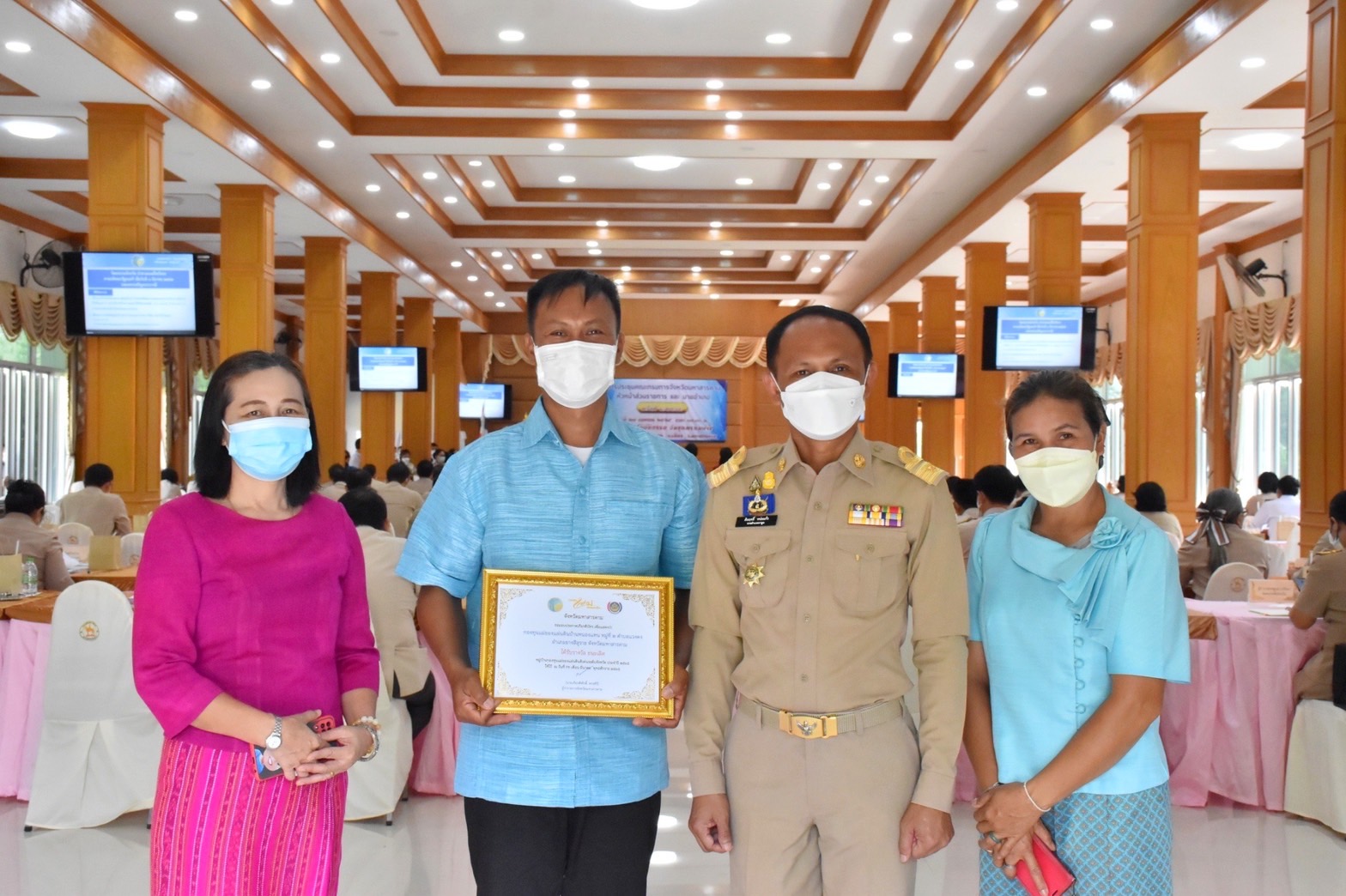 จังหวัดมหาสารคาม จัดพิธีมอบใบประกาศเกียรติบัตรให้แก่หมู่บ้านกองทุนแม่ของแผ่นดินดีเด่นระดับจังหวัด ประจำปี 2565จังหวัดมหาสารคาม จัดพิธีมอบใบประกาศเกียรติบัตรให้แก่หมู่บ้านกองทุนแม่ของแผ่นดินดีเด่นระดับจังหวัด ประจำปี 2565