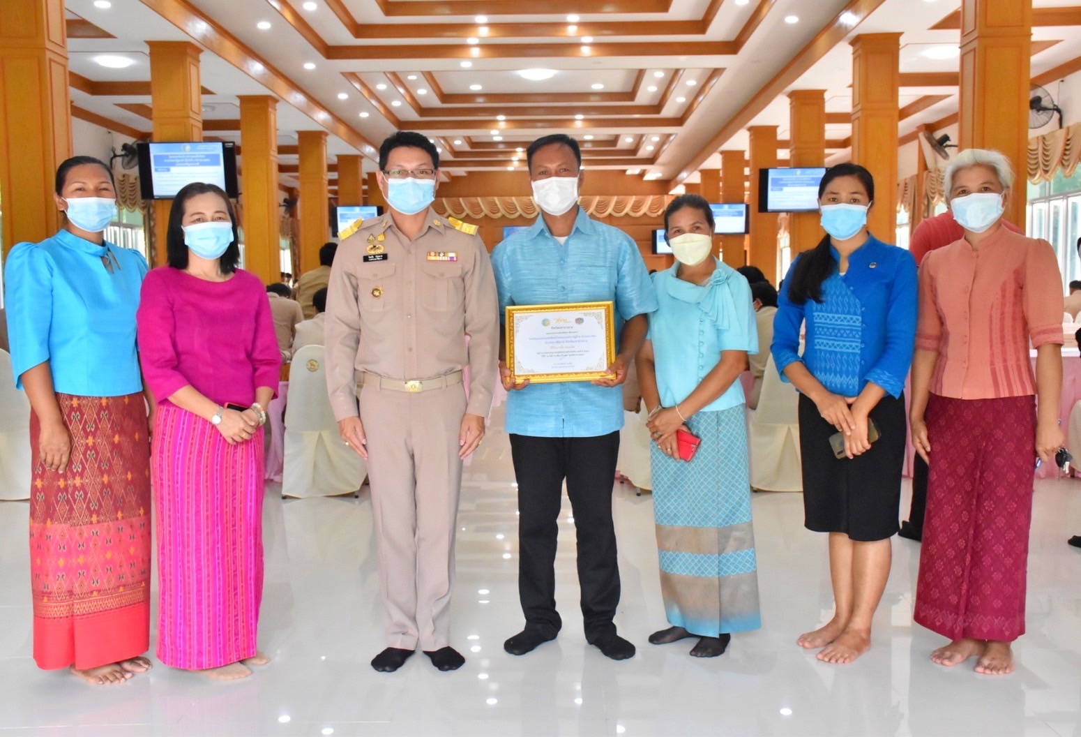 จังหวัดมหาสารคาม จัดพิธีมอบใบประกาศเกียรติบัตรให้แก่หมู่บ้านกองทุนแม่ของแผ่นดินดีเด่นระดับจังหวัด ประจำปี 2565จังหวัดมหาสารคาม จัดพิธีมอบใบประกาศเกียรติบัตรให้แก่หมู่บ้านกองทุนแม่ของแผ่นดินดีเด่นระดับจังหวัด ประจำปี 2565
