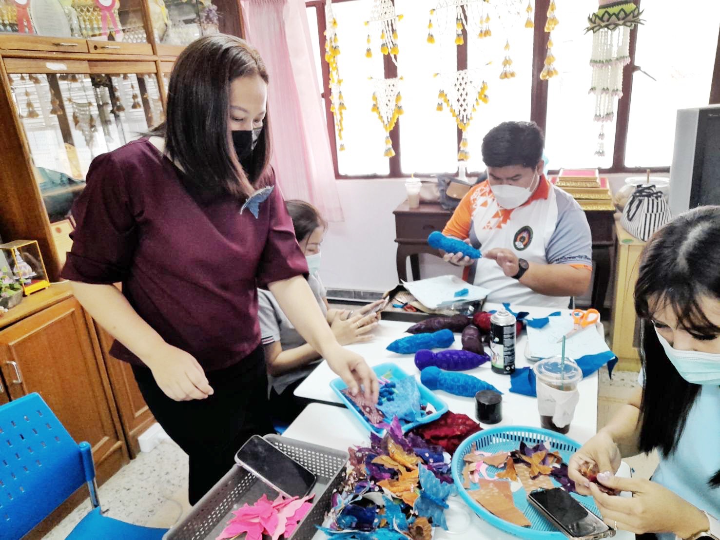พช.มหาสารคาม ร่วมกับหน่วยงานภาครัฐ และเครือข่าย OTOP เตรียมจัดสถานที่และกิจกรรมแถลงข่าว การประดิษฐ์ผีเสื้อเพื่อนำไปประดับในนิทรรศการเฉลิมพระเกียรติ สมเด็จพระนางเจ้าสิริกิติ์ พระบรมราชินีนาถพระบรมราชชนนีพันปีหลวง