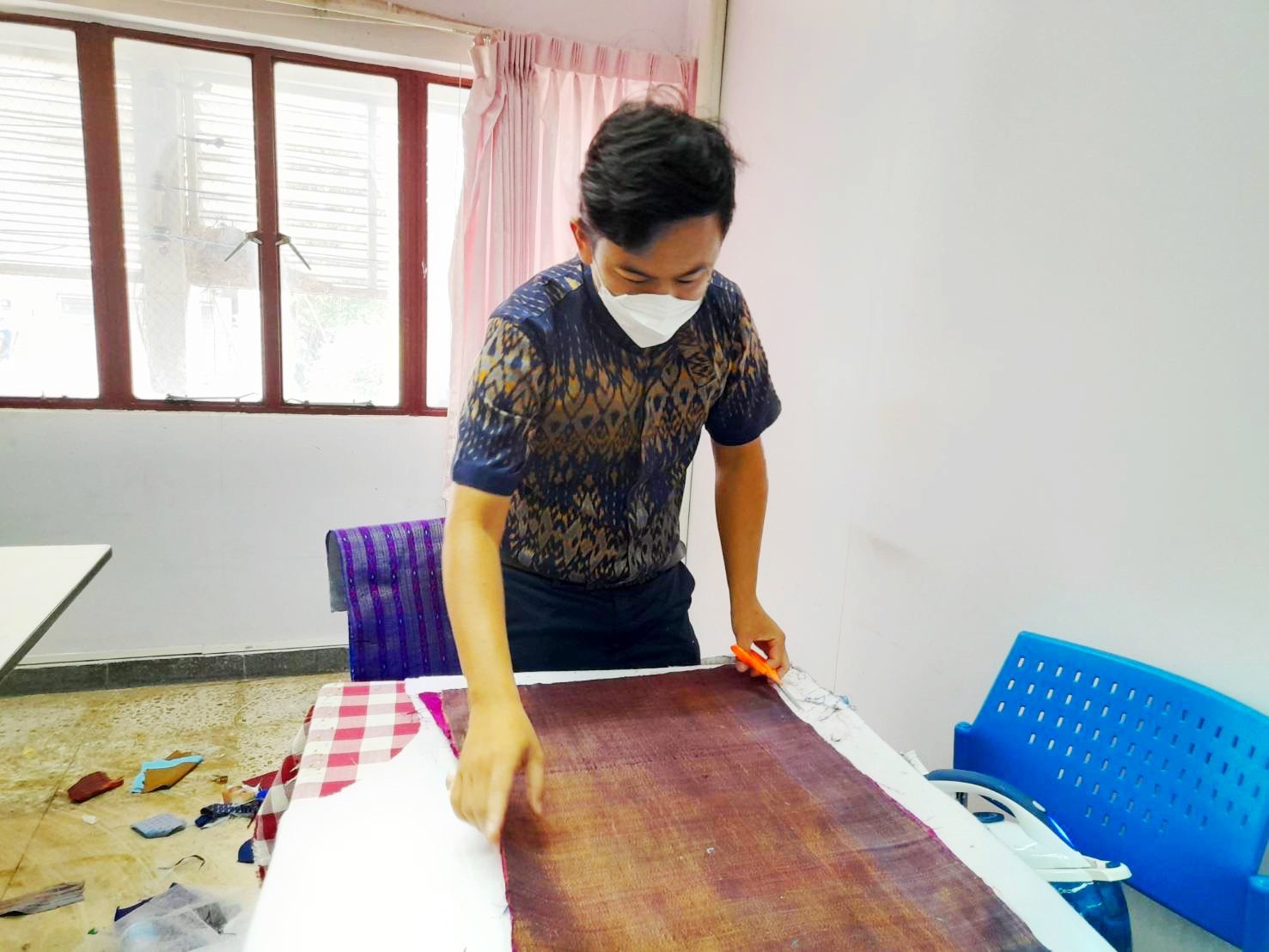 พช.มหาสารคาม ร่วมกับหน่วยงานภาครัฐ และเครือข่าย OTOP เตรียมจัดสถานที่และกิจกรรมแถลงข่าว การประดิษฐ์ผีเสื้อเพื่อนำไปประดับในนิทรรศการเฉลิมพระเกียรติ สมเด็จพระนางเจ้าสิริกิติ์ พระบรมราชินีนาถพระบรมราชชนนีพันปีหลวง
