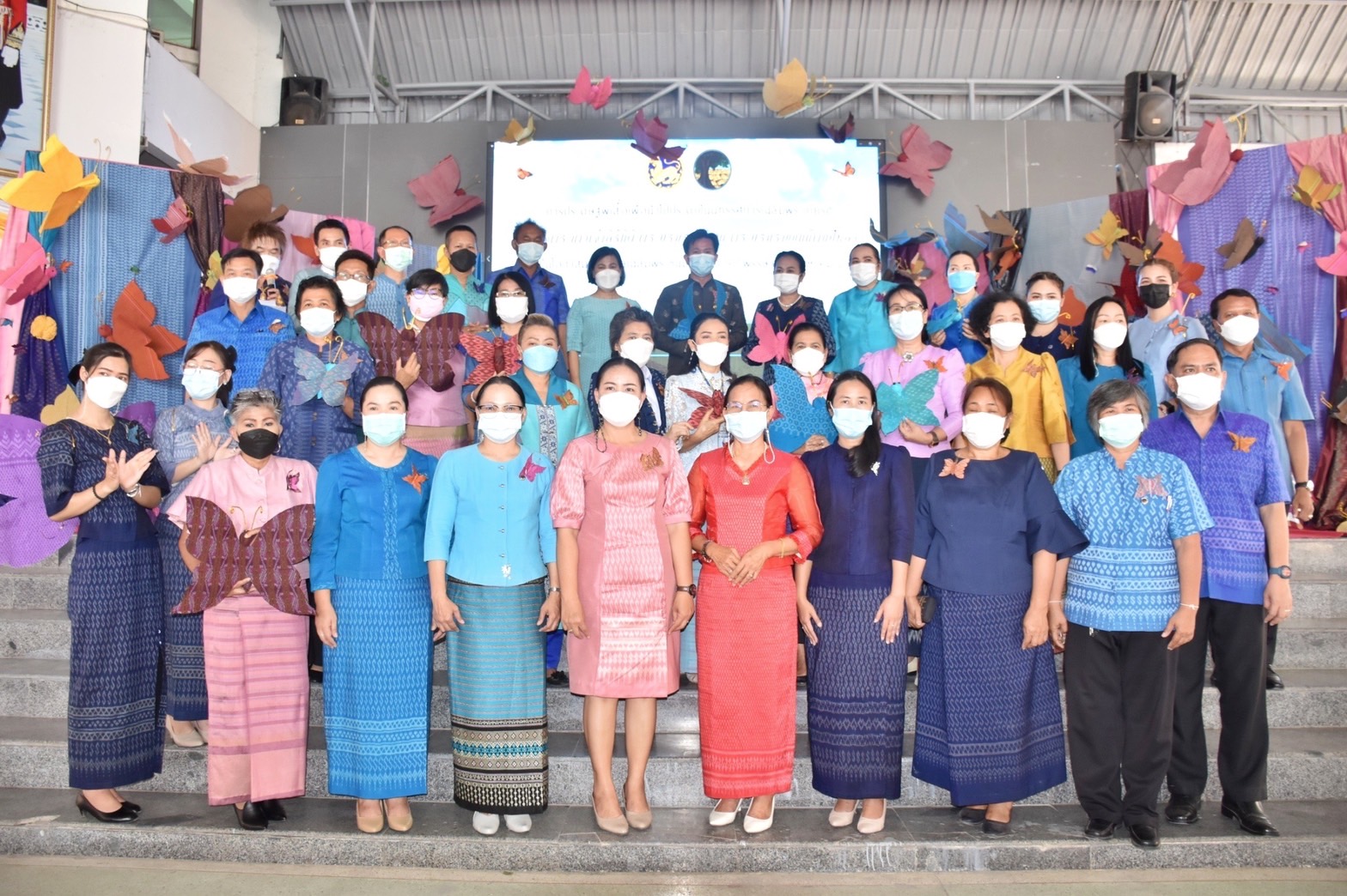 จังหวัดมหาสารคาม จัดแถลงข่าวการประดิษฐ์ผีเสื้อเพื่อนำไปประดับในนิทรรศการเฉลิมพระเกียรติ สมเด็จพระนางเจ้าสิริกิติ์ พระบรมราชินีนาถ พระบรมราชชนนีพันปีหลวง เนื่องในโอกาสมหามงคลเฉลิมพระชนมพรรษา 90 พรรษา 12 สิงหาคม 2565