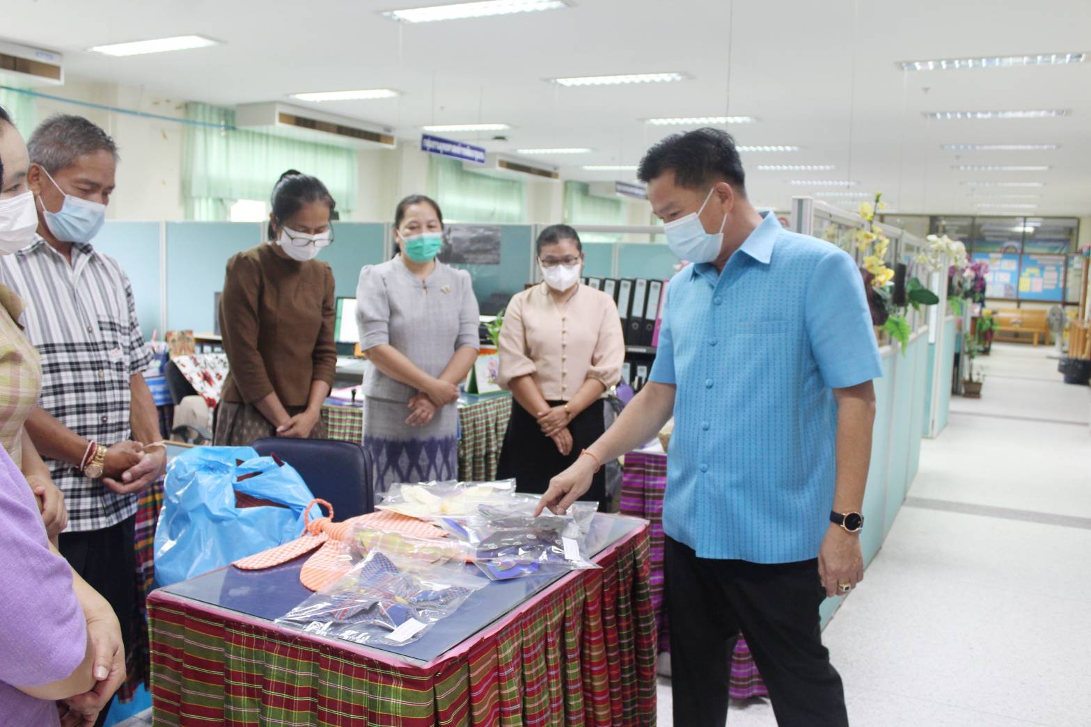ผู้ว่าราชการจังหวัดมหาสารคาม ติดตาม เยี่ยมเยียน ให้กำลังใจการปฏิบัติงานของคณะผู้บริหาร และเจ้าหน้าที่พัฒนาชุมชนจังหวัดมหาสารคาม