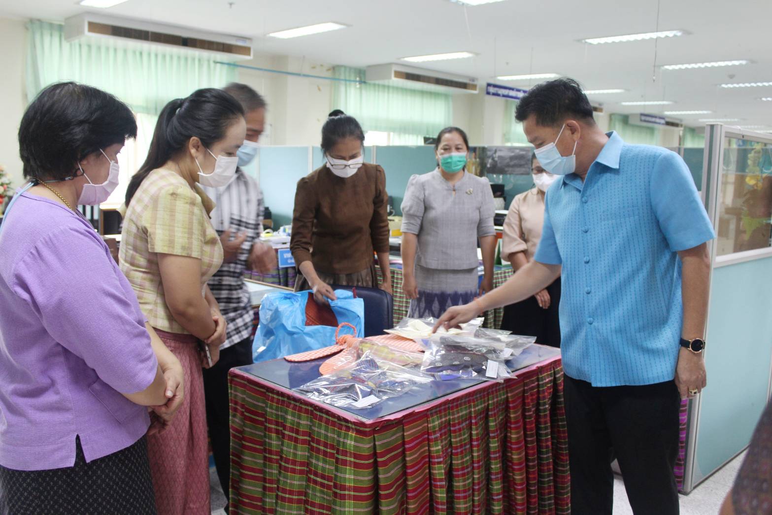 ผู้ว่าราชการจังหวัดมหาสารคาม ติดตาม เยี่ยมเยียน ให้กำลังใจการปฏิบัติงานของคณะผู้บริหาร และเจ้าหน้าที่พัฒนาชุมชนจังหวัดมหาสารคาม