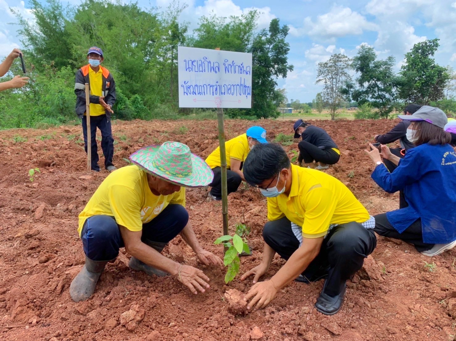 พช.รวมใจไทย ปลูกต้นไม้ เพื่อแผ่นดิน สืบสานสู่ 100 ล้านต้น