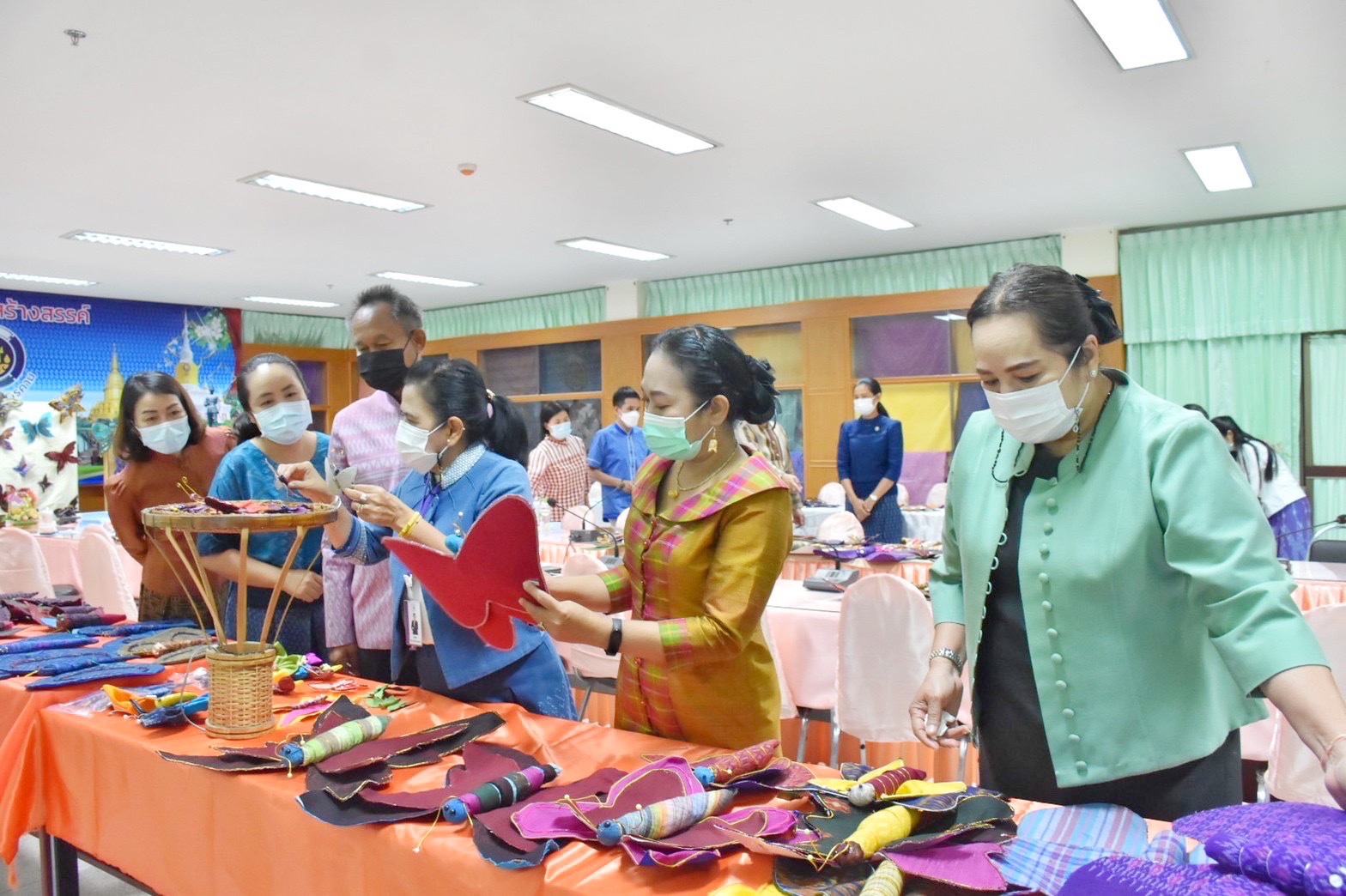?จังหวัดมหาสารคาม  ประชุมคณะกรรมการคัดเลือกผีเสื้อประดิษฐ์ เพื่อนำไปประดับในนิทรรศการเฉลิมพระเกียรติสมเด็จพระนางเจ้าสิริกิติ์ พระบรมราชินีนาถ พระบรมราชชนนีพันปีหลวง เนื่องในโอกาสมหามงคลเฉลิมพระชนมพรรษา ๙๐ พรรษา ๑๒ สิงหาคม ๒๕๖๕