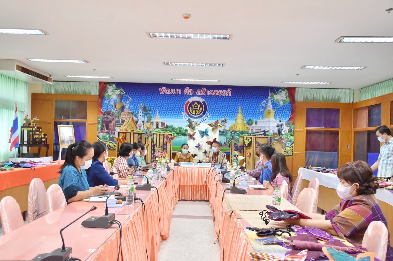 ?จังหวัดมหาสารคาม  ประชุมคณะกรรมการคัดเลือกผีเสื้อประดิษฐ์ เพื่อนำไปประดับในนิทรรศการเฉลิมพระเกียรติสมเด็จพระนางเจ้าสิริกิติ์ พระบรมราชินีนาถ พระบรมราชชนนีพันปีหลวง เนื่องในโอกาสมหามงคลเฉลิมพระชนมพรรษา ๙๐ พรรษา ๑๒ สิงหาคม ๒๕๖๕
