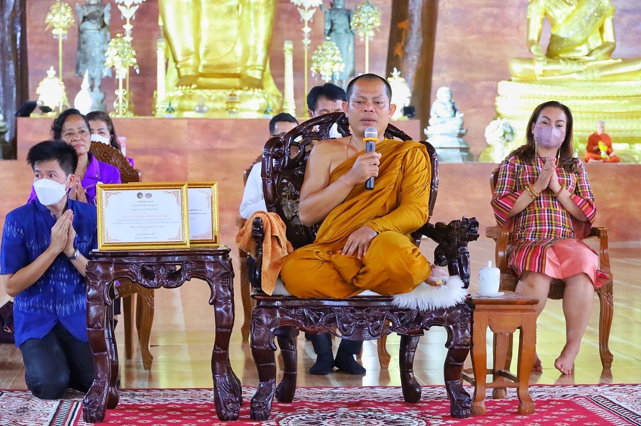ผู้ว่าราชการจังหวัดมหาสารคาม มอบใบประกาศเกียติคุณ แด่คุณพระครูภาวนาชยานุสิฐ (พระอาจารย์สุริยันต์โฆษะปัญโญ)