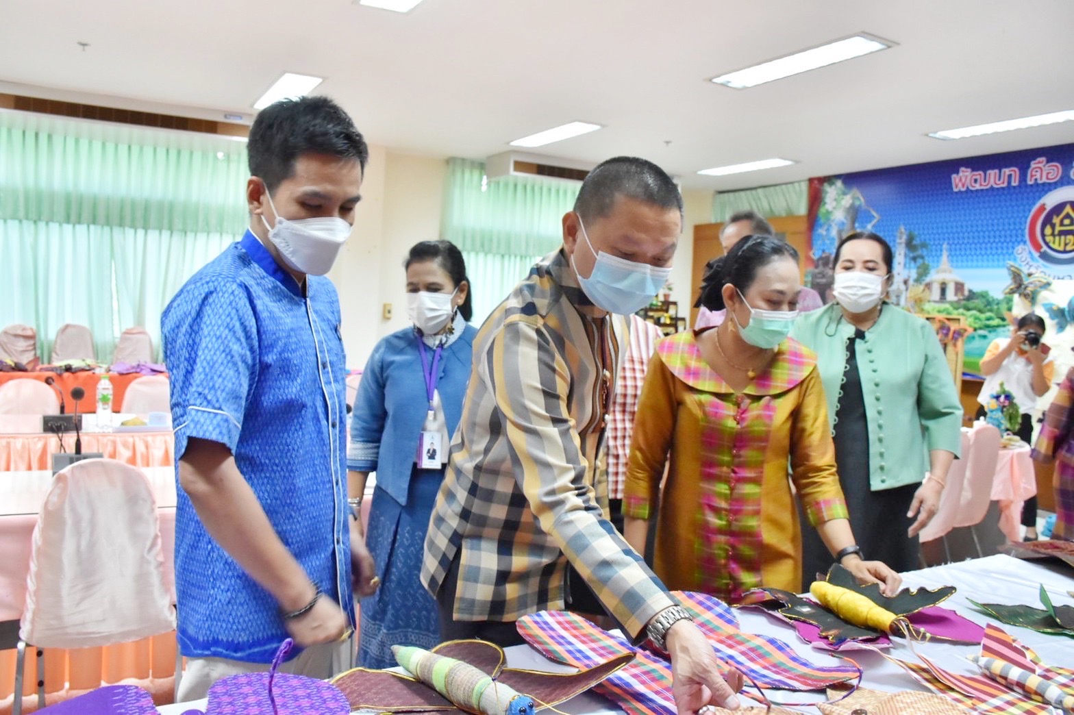 ?จังหวัดมหาสารคาม  ประชุมคณะกรรมการคัดเลือกผีเสื้อประดิษฐ์ เพื่อนำไปประดับในนิทรรศการเฉลิมพระเกียรติสมเด็จพระนางเจ้าสิริกิติ์ พระบรมราชินีนาถ พระบรมราชชนนีพันปีหลวง เนื่องในโอกาสมหามงคลเฉลิมพระชนมพรรษา ๙๐ พรรษา ๑๒ สิงหาคม ๒๕๖๕