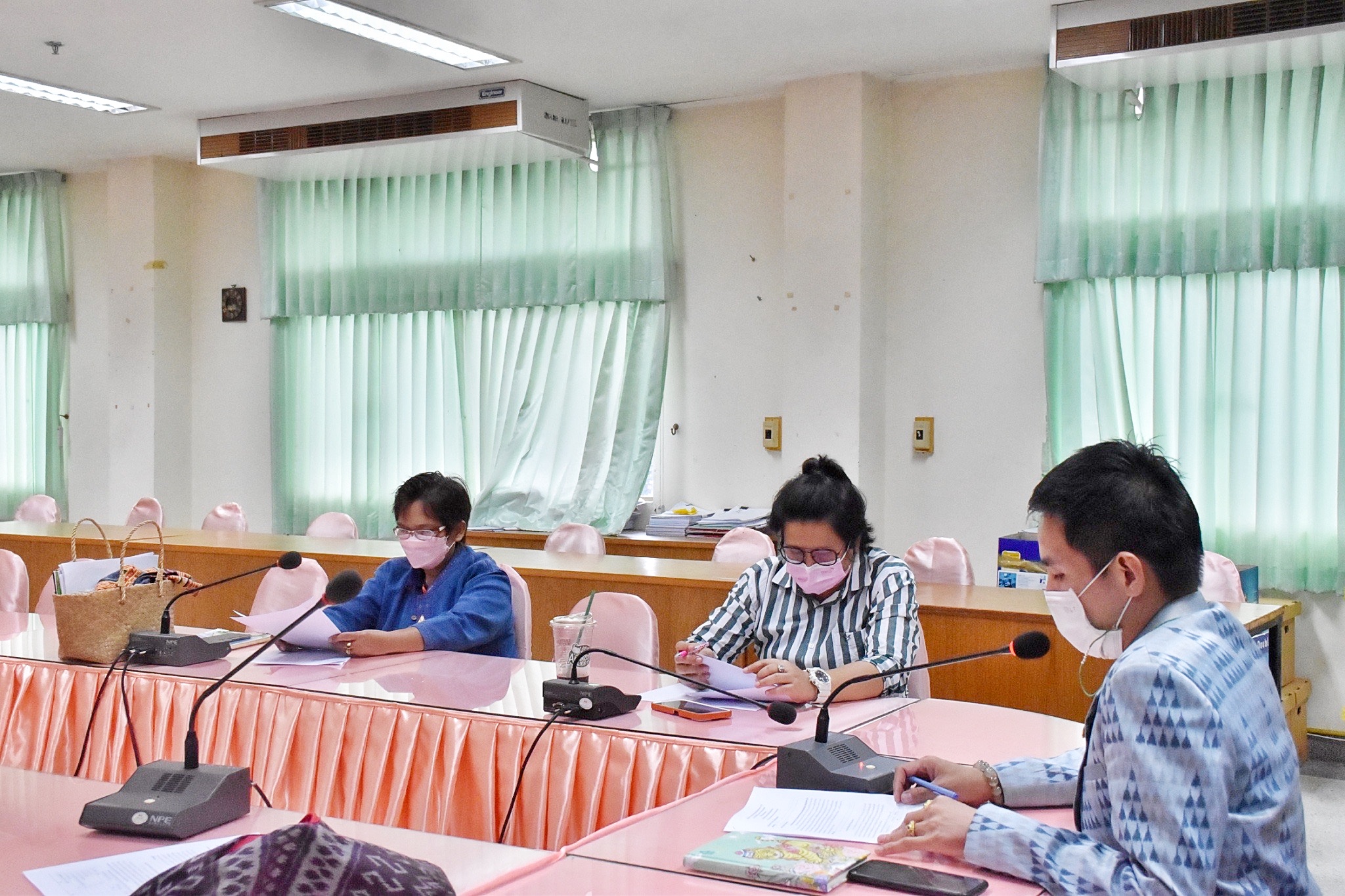 พช.มหาสารคามประชุมพิจารณาคัดเลือกผู้ผลิต ผู้ประกอบการ OTOP เข้าร่วมจำหน่ายสินค้า ในงาน OTOP Midyear ๒๐๒๒