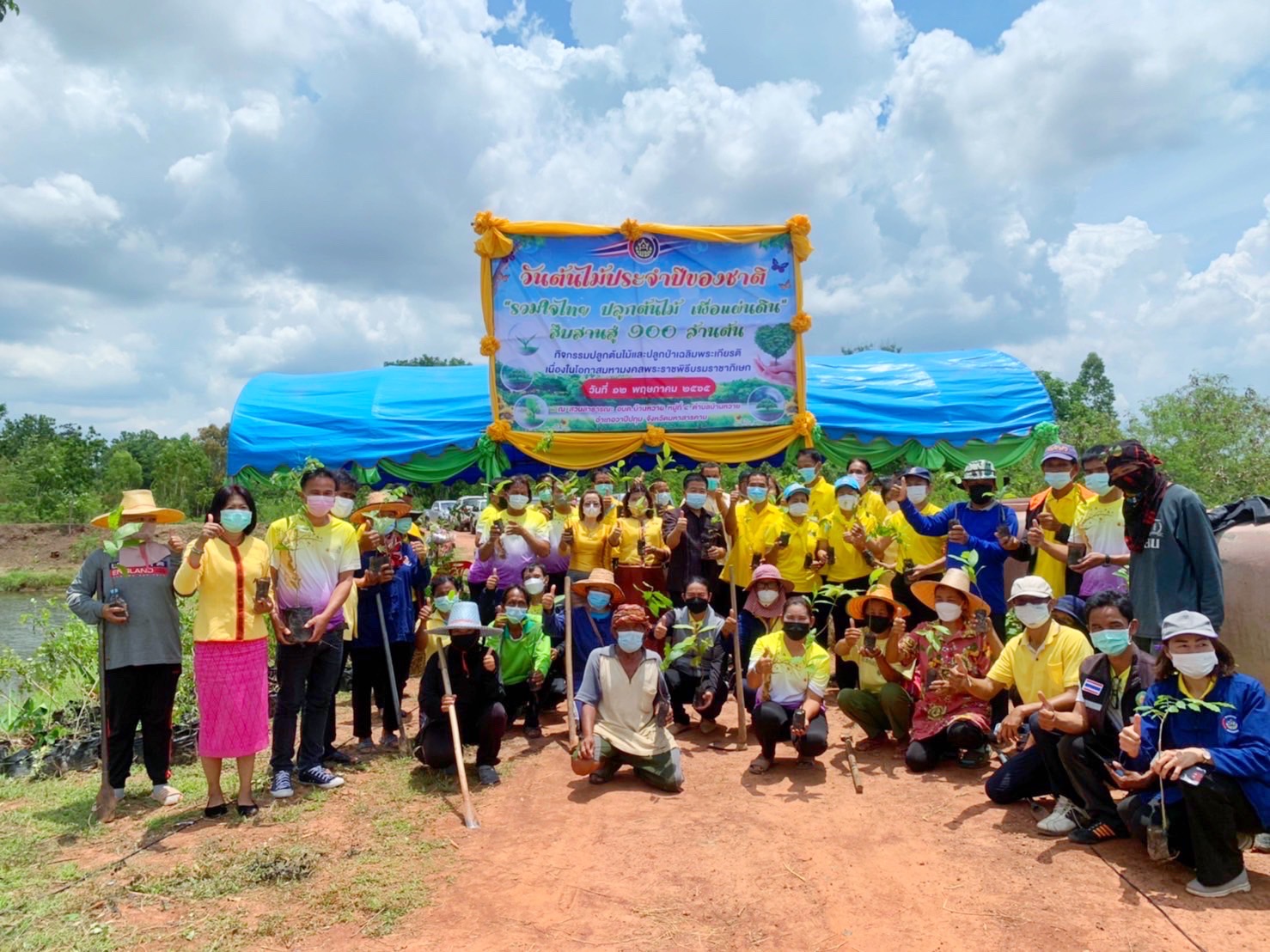 พช.รวมใจไทย ปลูกต้นไม้ เพื่อแผ่นดิน สืบสานสู่ 100 ล้านต้น