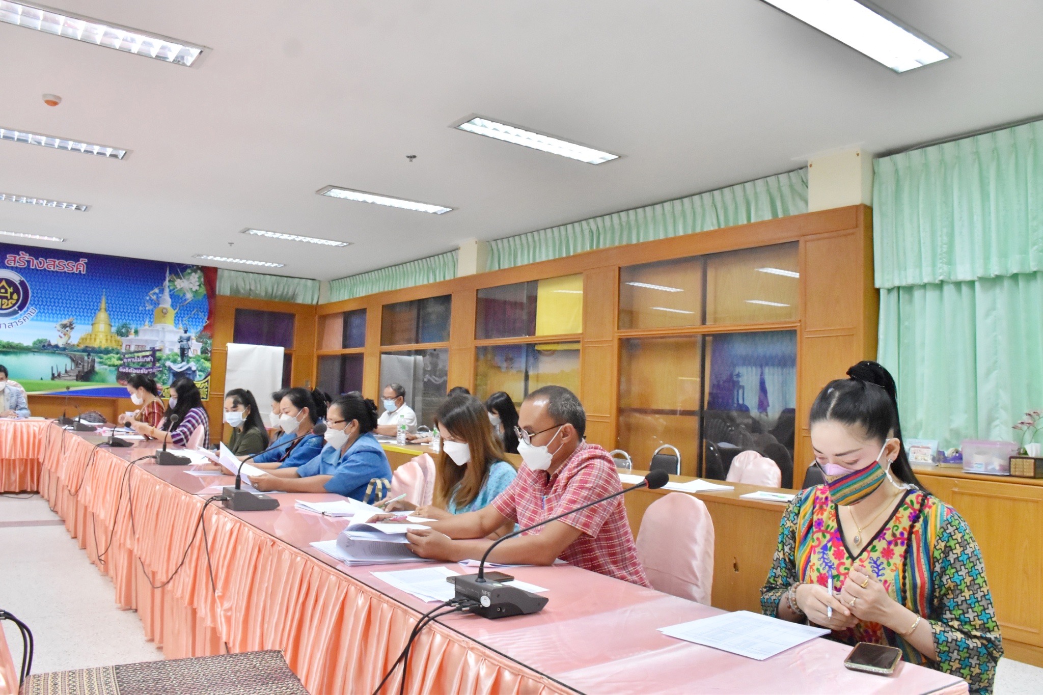 พช.มหาสารคามประชุมพิจารณาคัดเลือกผู้ผลิต ผู้ประกอบการ OTOP เข้าร่วมจำหน่ายสินค้า ในงาน OTOP Midyear ๒๐๒๒