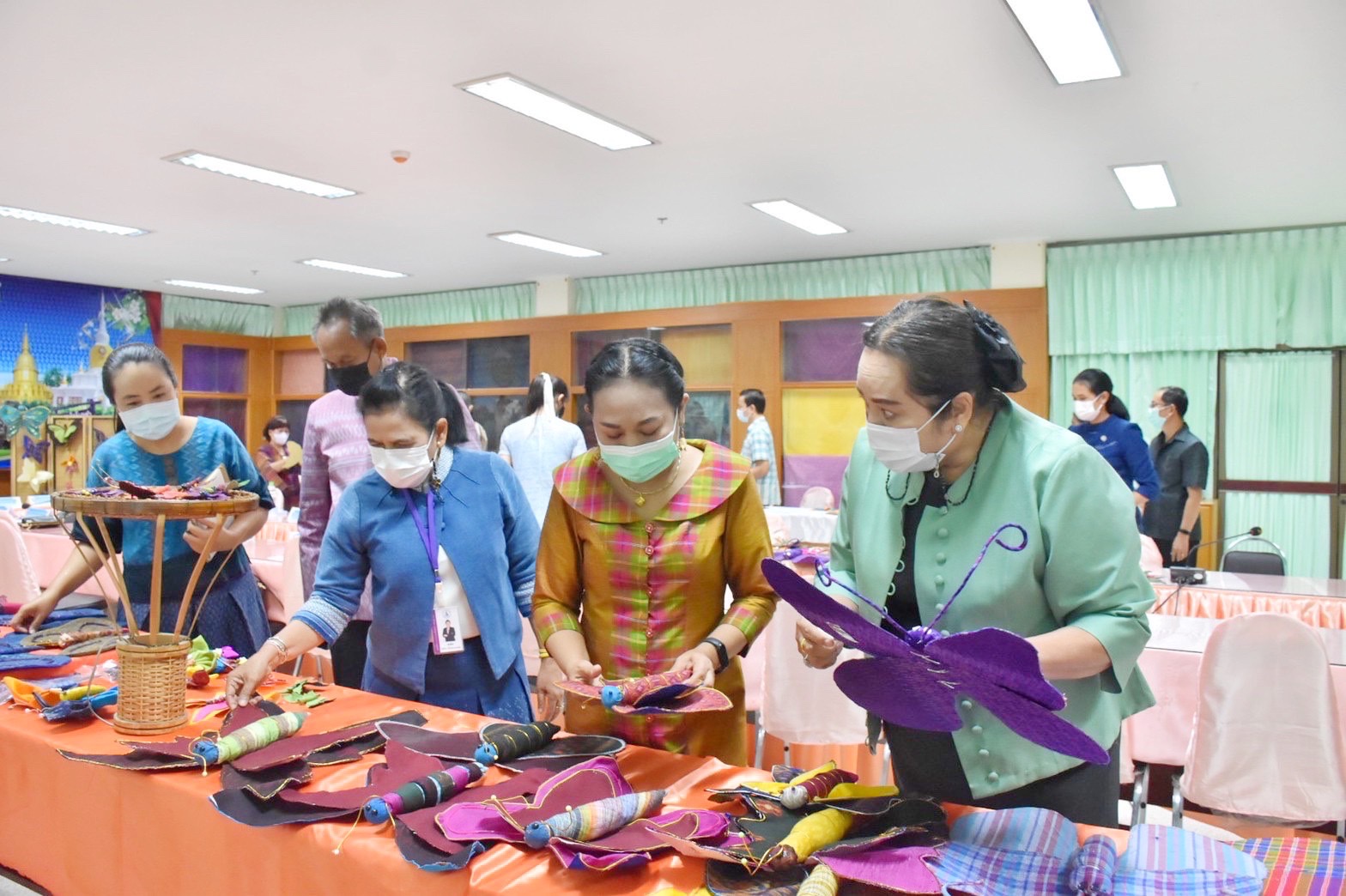 ?จังหวัดมหาสารคาม  ประชุมคณะกรรมการคัดเลือกผีเสื้อประดิษฐ์ เพื่อนำไปประดับในนิทรรศการเฉลิมพระเกียรติสมเด็จพระนางเจ้าสิริกิติ์ พระบรมราชินีนาถ พระบรมราชชนนีพันปีหลวง เนื่องในโอกาสมหามงคลเฉลิมพระชนมพรรษา ๙๐ พรรษา ๑๒ สิงหาคม ๒๕๖๕