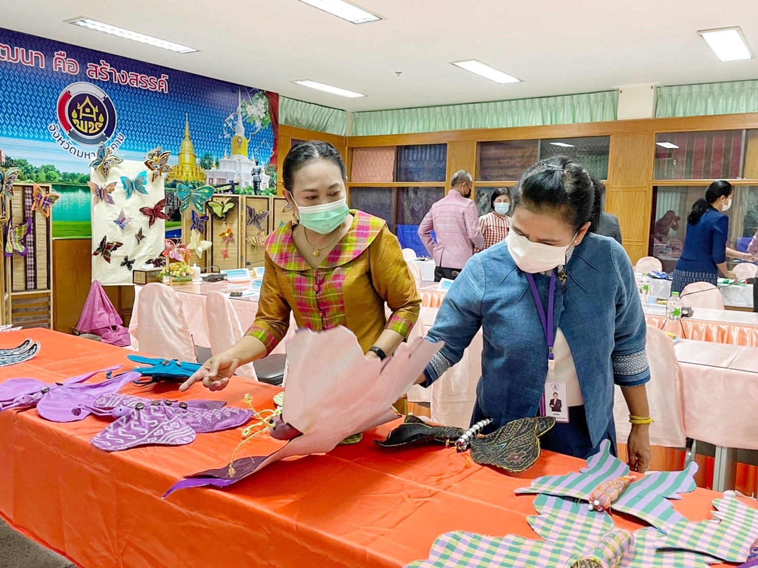 ?จังหวัดมหาสารคาม  ประชุมคณะกรรมการคัดเลือกผีเสื้อประดิษฐ์ เพื่อนำไปประดับในนิทรรศการเฉลิมพระเกียรติสมเด็จพระนางเจ้าสิริกิติ์ พระบรมราชินีนาถ พระบรมราชชนนีพันปีหลวง เนื่องในโอกาสมหามงคลเฉลิมพระชนมพรรษา ๙๐ พรรษา ๑๒ สิงหาคม ๒๕๖๕