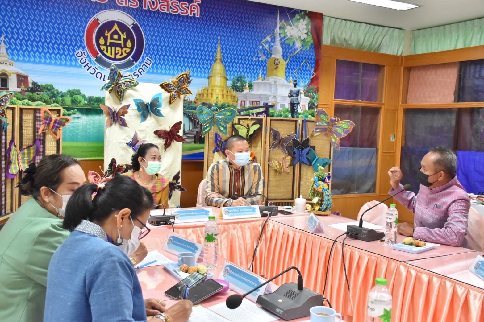 ?จังหวัดมหาสารคาม  ประชุมคณะกรรมการคัดเลือกผีเสื้อประดิษฐ์ เพื่อนำไปประดับในนิทรรศการเฉลิมพระเกียรติสมเด็จพระนางเจ้าสิริกิติ์ พระบรมราชินีนาถ พระบรมราชชนนีพันปีหลวง เนื่องในโอกาสมหามงคลเฉลิมพระชนมพรรษา ๙๐ พรรษา ๑๒ สิงหาคม ๒๕๖๕