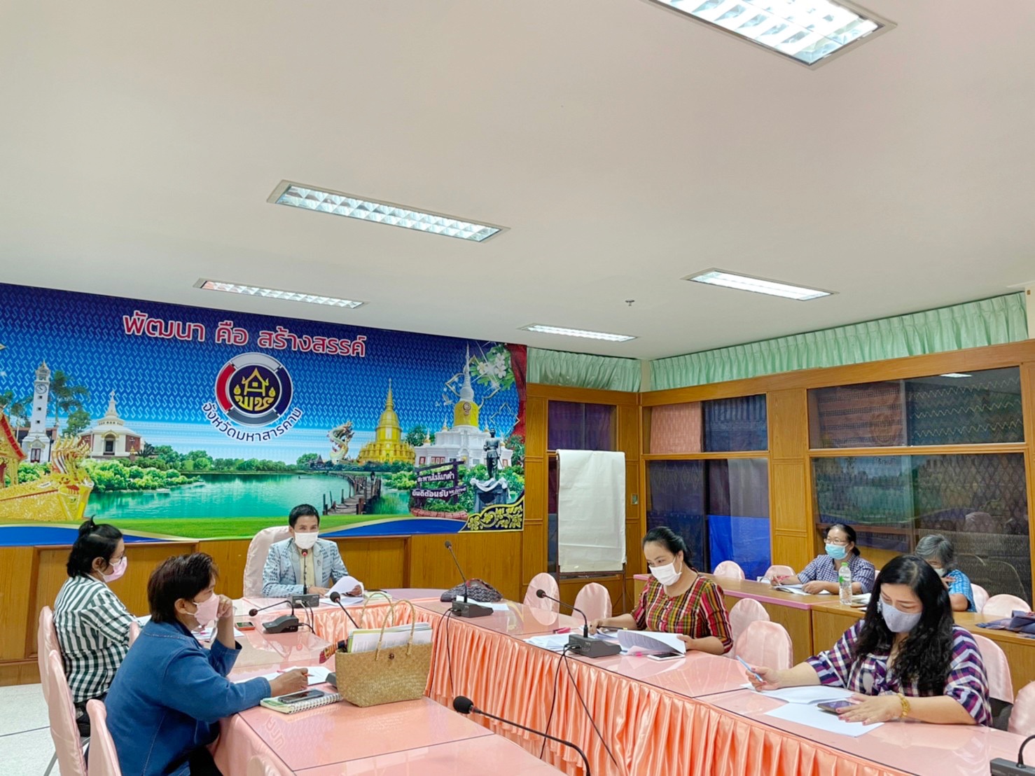 พช.มหาสารคามประชุมพิจารณาคัดเลือกผู้ผลิต ผู้ประกอบการ OTOP เข้าร่วมจำหน่ายสินค้า ในงาน OTOP Midyear ๒๐๒๒