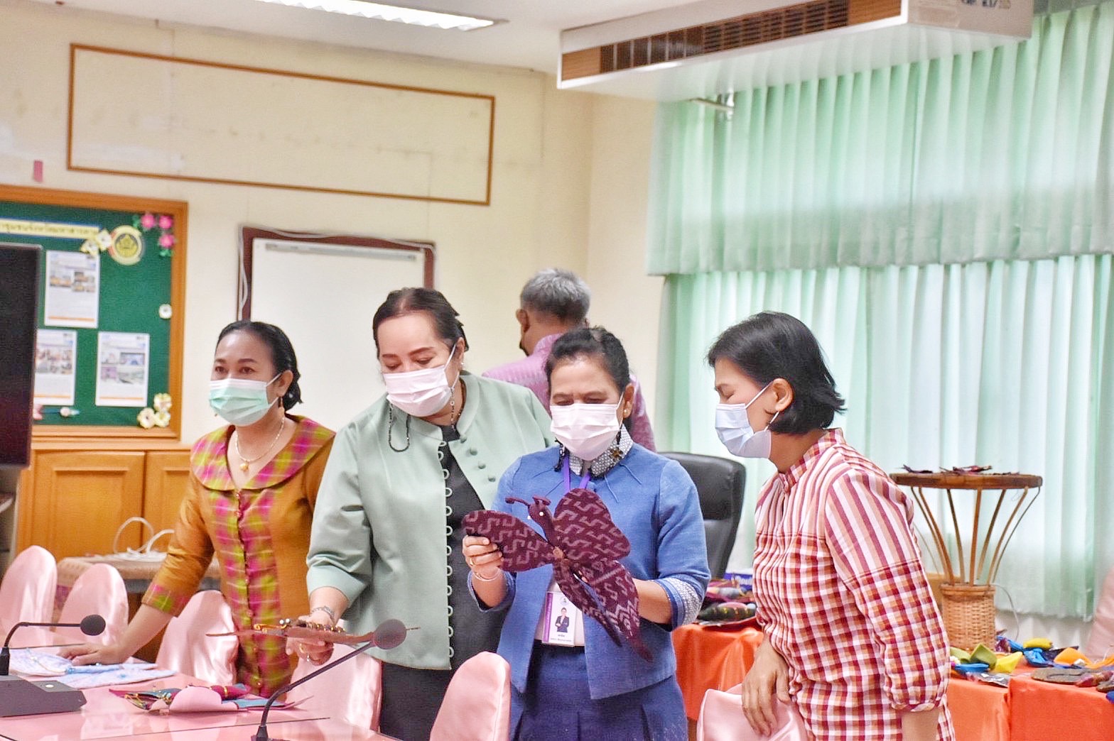 ?จังหวัดมหาสารคาม  ประชุมคณะกรรมการคัดเลือกผีเสื้อประดิษฐ์ เพื่อนำไปประดับในนิทรรศการเฉลิมพระเกียรติสมเด็จพระนางเจ้าสิริกิติ์ พระบรมราชินีนาถ พระบรมราชชนนีพันปีหลวง เนื่องในโอกาสมหามงคลเฉลิมพระชนมพรรษา ๙๐ พรรษา ๑๒ สิงหาคม ๒๕๖๕