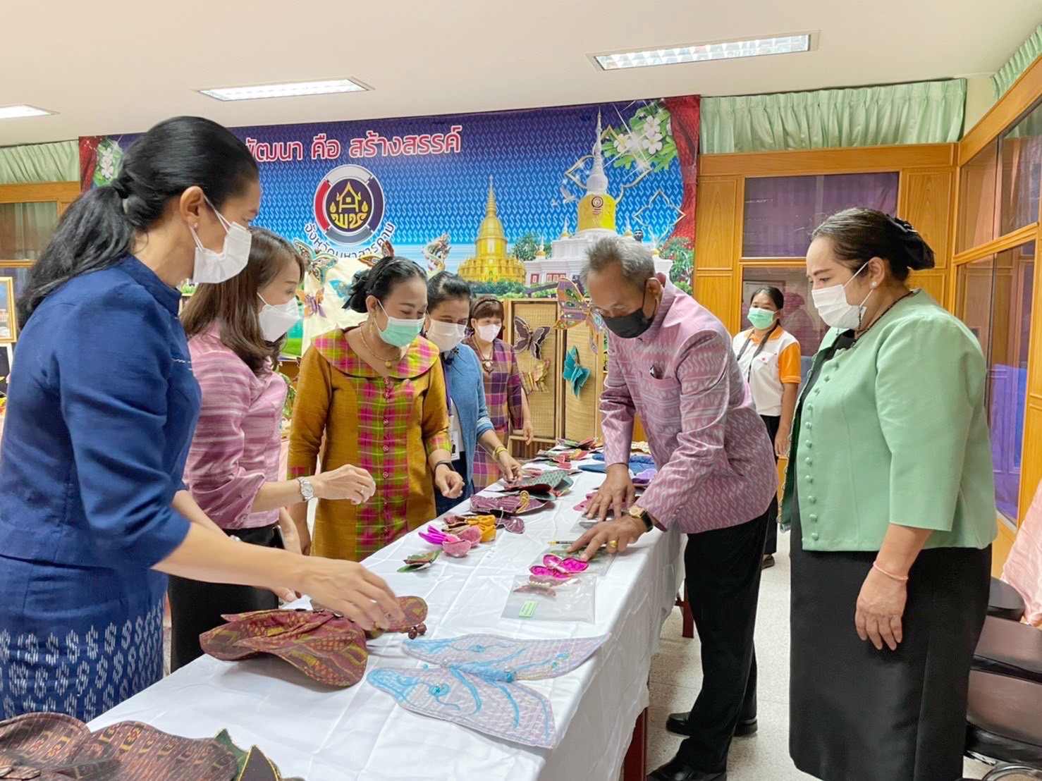 ?จังหวัดมหาสารคาม  ประชุมคณะกรรมการคัดเลือกผีเสื้อประดิษฐ์ เพื่อนำไปประดับในนิทรรศการเฉลิมพระเกียรติสมเด็จพระนางเจ้าสิริกิติ์ พระบรมราชินีนาถ พระบรมราชชนนีพันปีหลวง เนื่องในโอกาสมหามงคลเฉลิมพระชนมพรรษา ๙๐ พรรษา ๑๒ สิงหาคม ๒๕๖๕