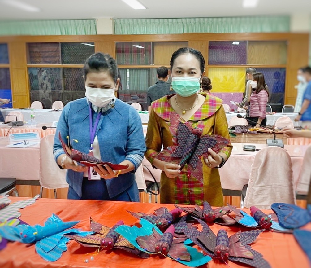 ?จังหวัดมหาสารคาม  ประชุมคณะกรรมการคัดเลือกผีเสื้อประดิษฐ์ เพื่อนำไปประดับในนิทรรศการเฉลิมพระเกียรติสมเด็จพระนางเจ้าสิริกิติ์ พระบรมราชินีนาถ พระบรมราชชนนีพันปีหลวง เนื่องในโอกาสมหามงคลเฉลิมพระชนมพรรษา ๙๐ พรรษา ๑๒ สิงหาคม ๒๕๖๕