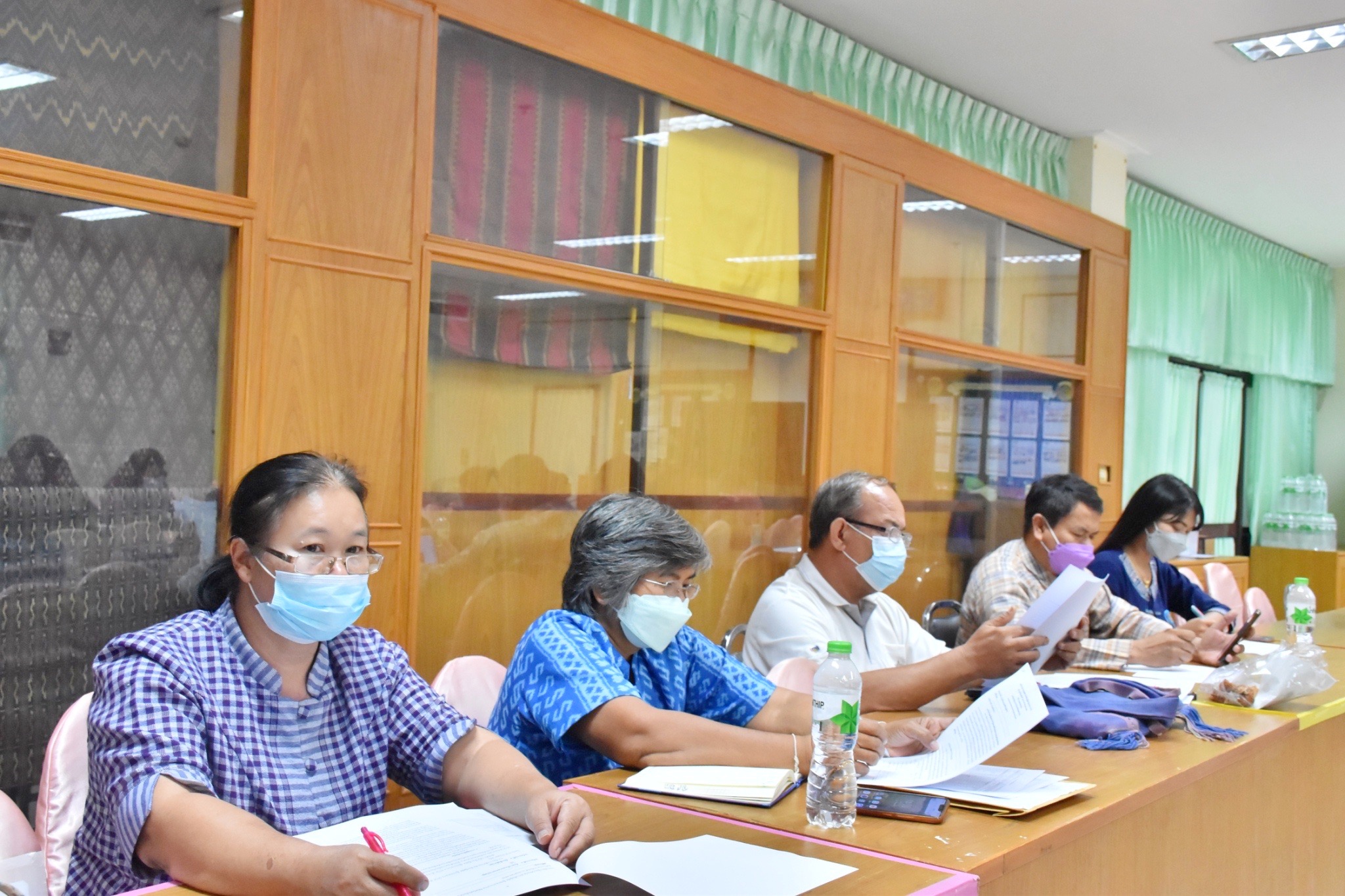 พช.มหาสารคามประชุมพิจารณาคัดเลือกผู้ผลิต ผู้ประกอบการ OTOP เข้าร่วมจำหน่ายสินค้า ในงาน OTOP Midyear ๒๐๒๒