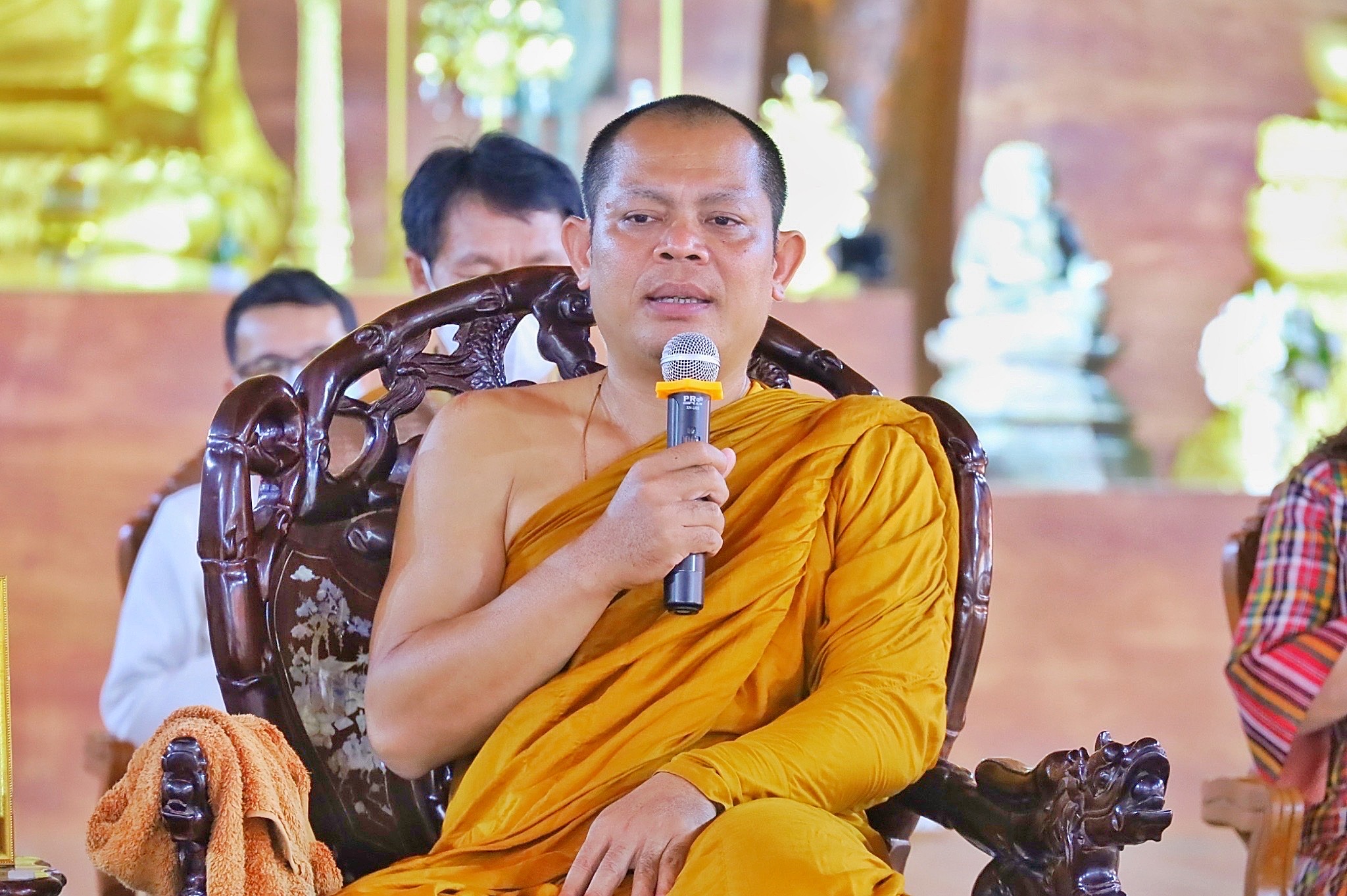 ผู้ว่าราชการจังหวัดมหาสารคาม มอบใบประกาศเกียติคุณ แด่คุณพระครูภาวนาชยานุสิฐ (พระอาจารย์สุริยันต์โฆษะปัญโญ)