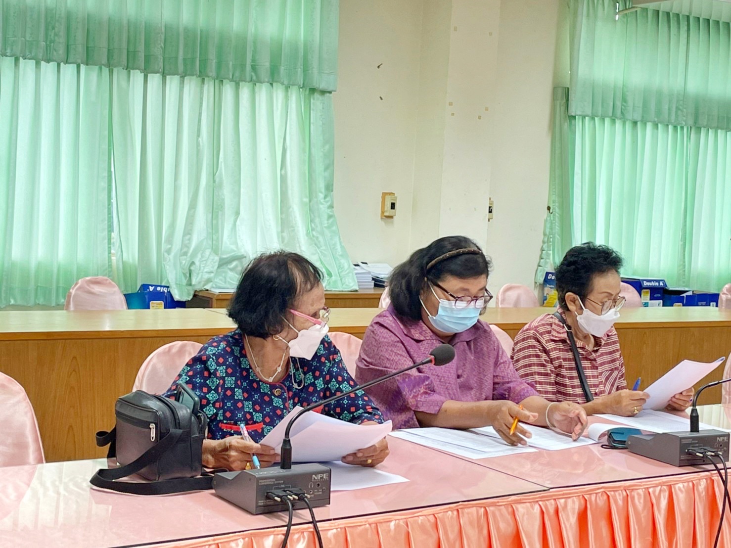 พช.มหาสารคามประชุมพิจารณาคัดเลือกผู้ผลิต ผู้ประกอบการ OTOP เข้าร่วมจำหน่ายสินค้า ในงาน OTOP Midyear ๒๐๒๒