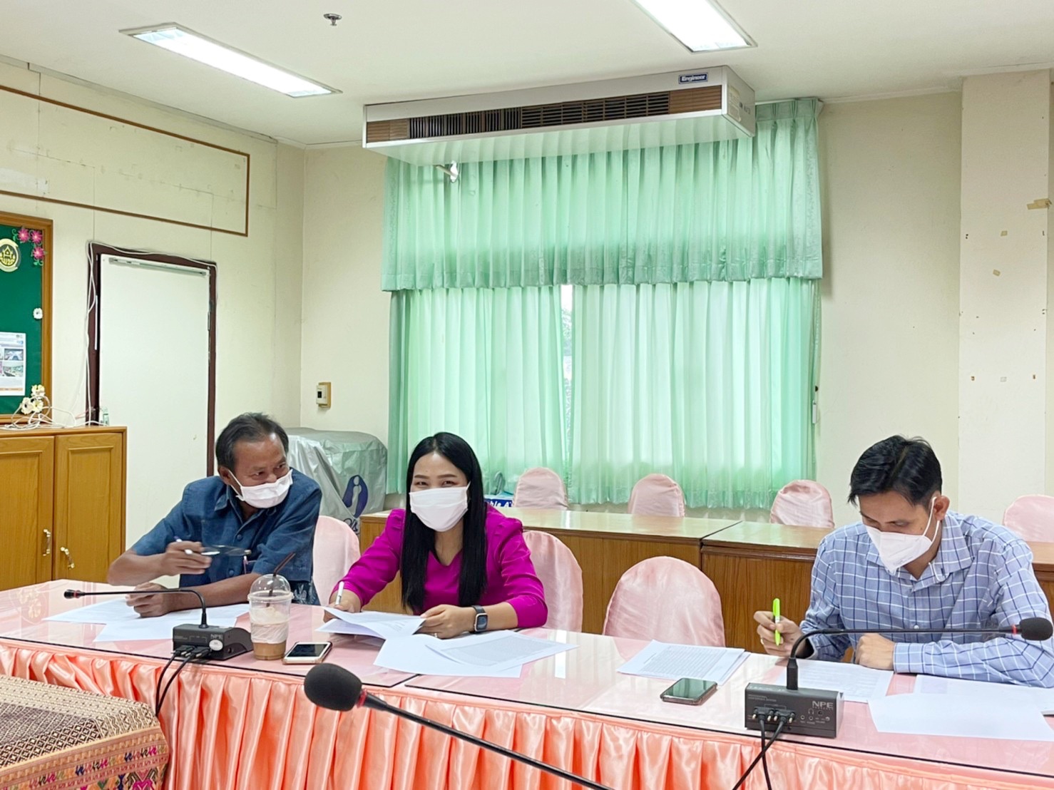 พช.มหาสารคามประชุมพิจารณาคัดเลือกผู้ผลิต ผู้ประกอบการ OTOP เข้าร่วมจำหน่ายสินค้า ในงาน OTOP Midyear ๒๐๒๒